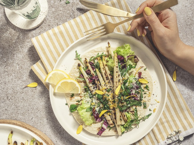 Wrap mit gegrilltem Spargel, Parmesan, Basilikum Wrap mit gegrilltem Spargel, Parmesan, Basilikum