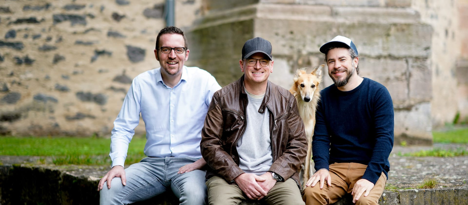 Die Geschäftsführer: Bastian Heiser (Villa Raab), Andreas Otterbein, Nico Döring (Schloss Romrod) mit Hund Timmy