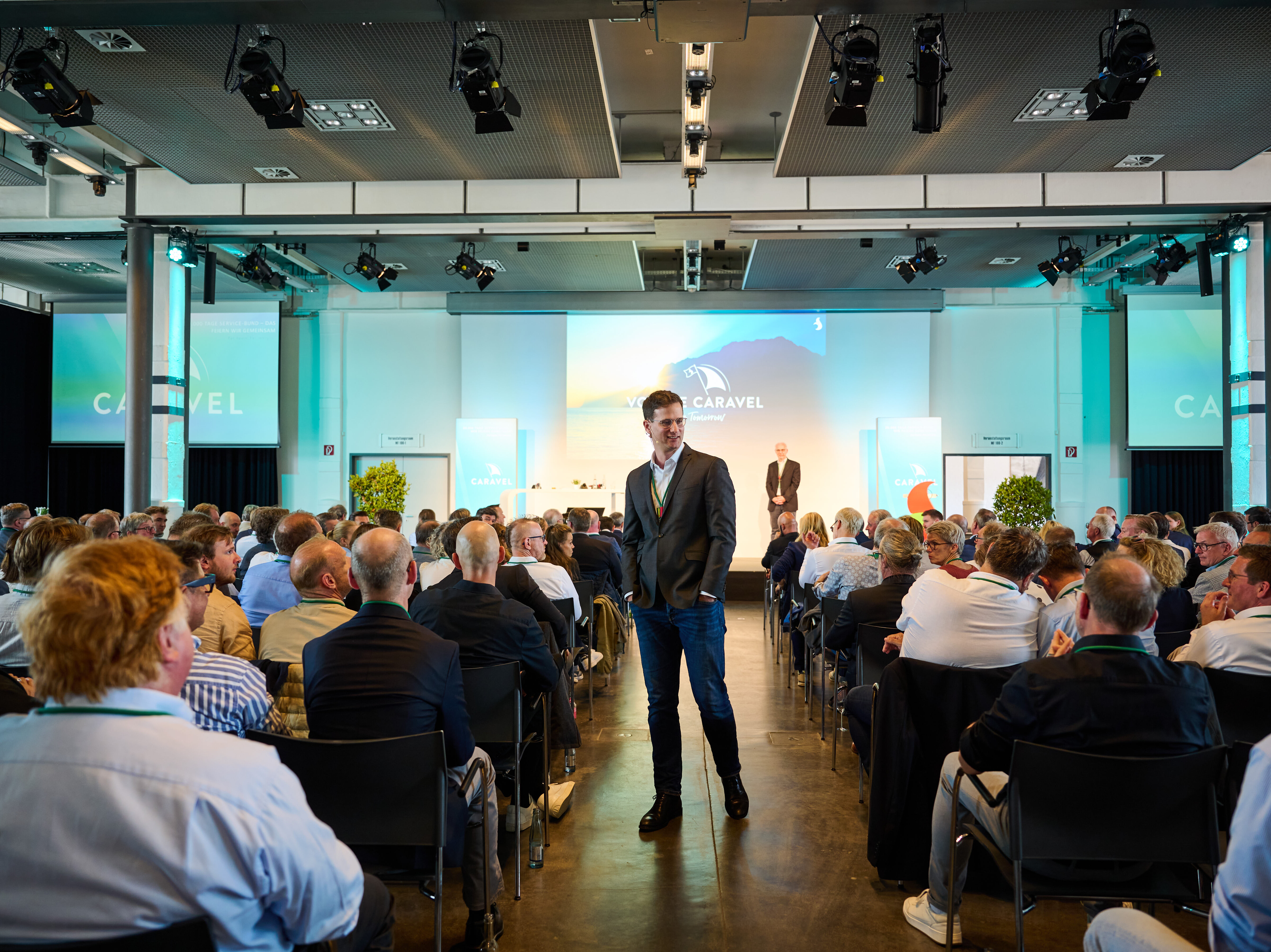 Gemeinsam mit Mitarbeitenden, Gesellschafterinnen und Gesellschafter der Service-Bund Unternehmen sowie Kooperationspartnern und Lieferanten traf man sich am 17. Juni 2026 in Lübeck, um 20.000 Tage Service-Bund zu feiern.