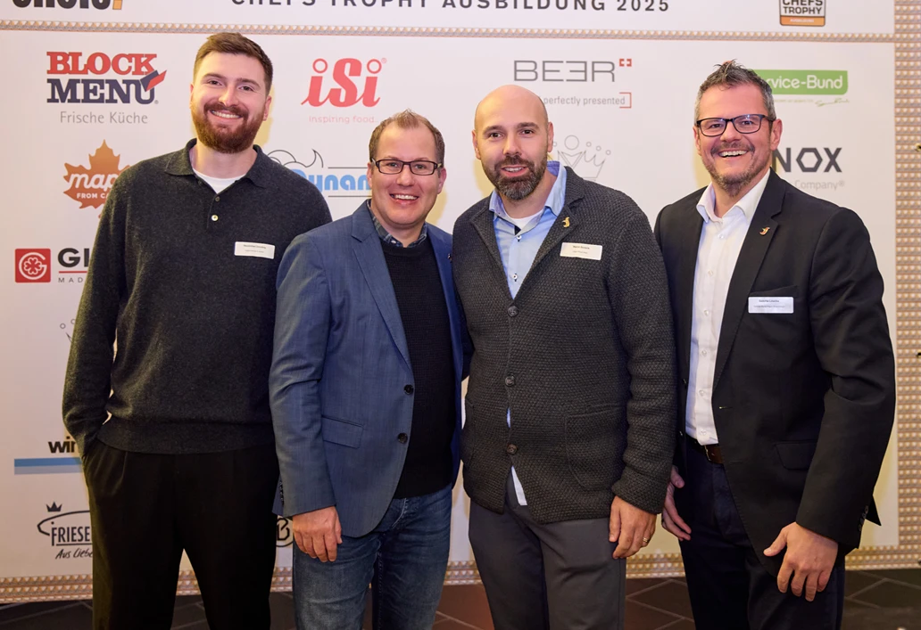 Am 17. November 2025 gab das Fachmagazin chefs! im Kongress- und Kulturzentrum Esperanto in Fulda bereits zum 13. Mal die Preisträger der CHEFS TROPHY Ausbildung bekannt. Am 17. November 2025 gab das Fachmagazin chefs! im Kongress- und Kulturzentrum Esperanto in Fulda bereits zum 13. Mal die Preisträger der CHEFS TROPHY Ausbildung bekannt.