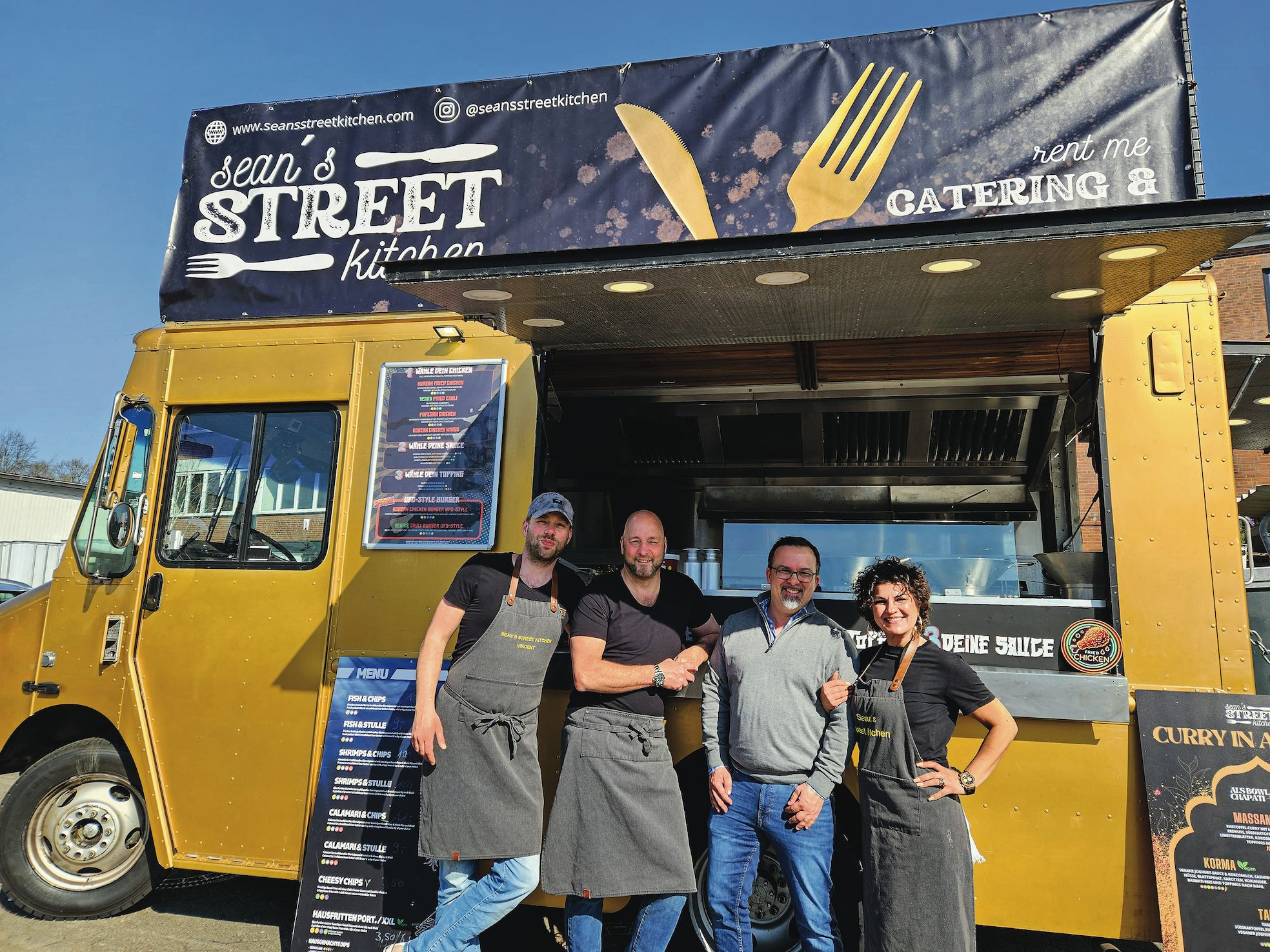 Das Team von Sean's Street Kitchen mit Schwarz + Hansen Mitarbeiter Christian Schubert Eine Gruppe von Menschen steht vor einem Foodtruck.