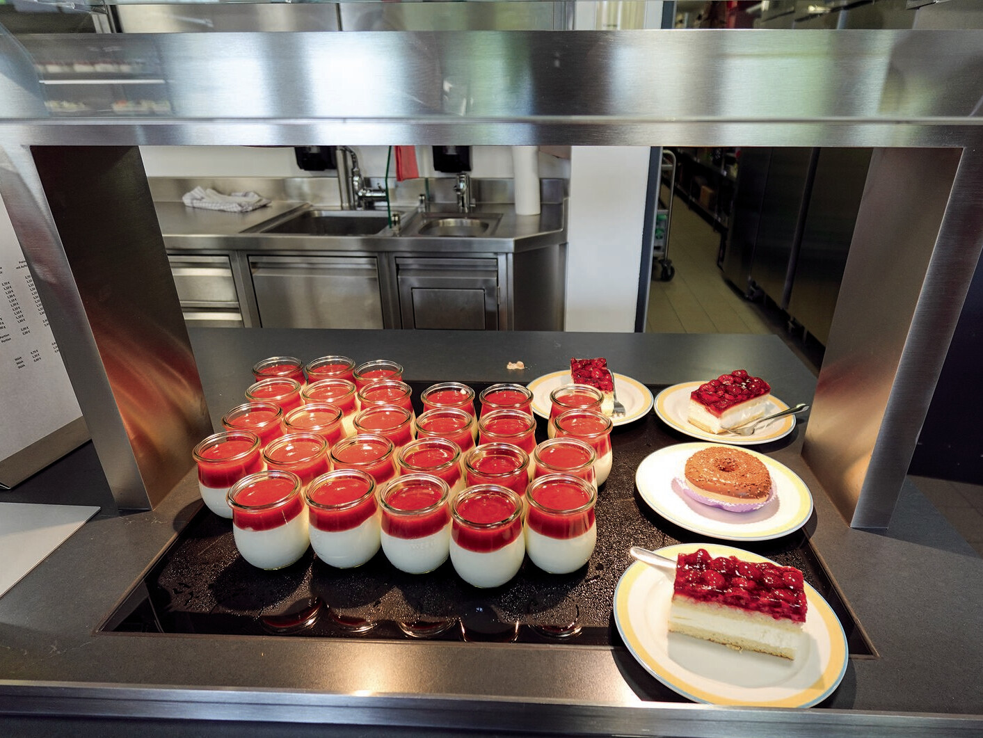 Eine Gruppe von Desserts auf einer Theke Eine Gruppe von Desserts auf einer Theke