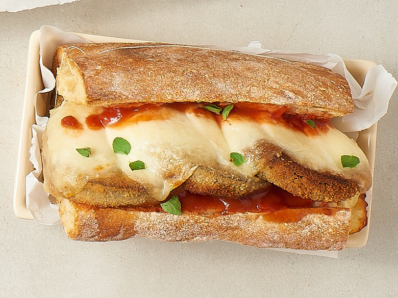 Aubergine-Parmesan-Sandwich