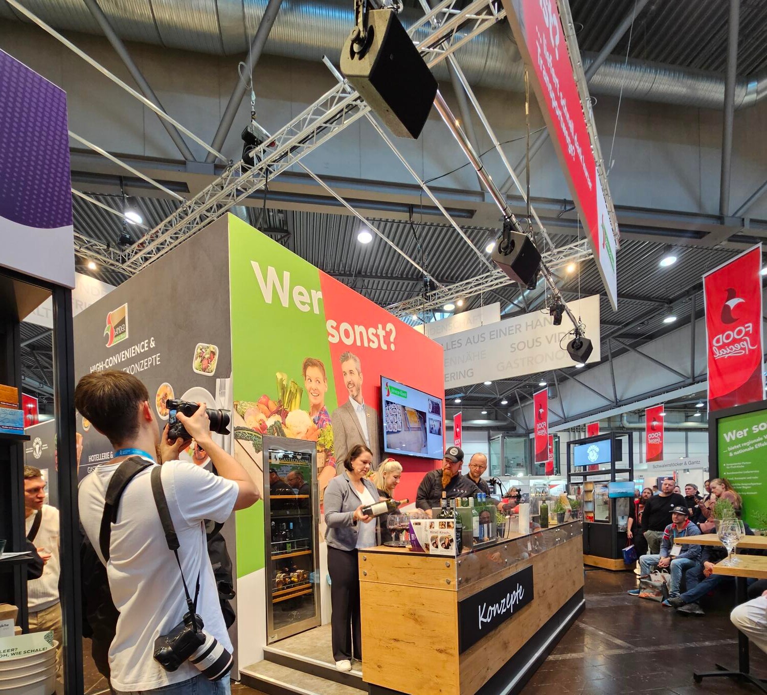 Die Kochshows warenbesonders beliebt Menschen fotografieren einen Essensstand