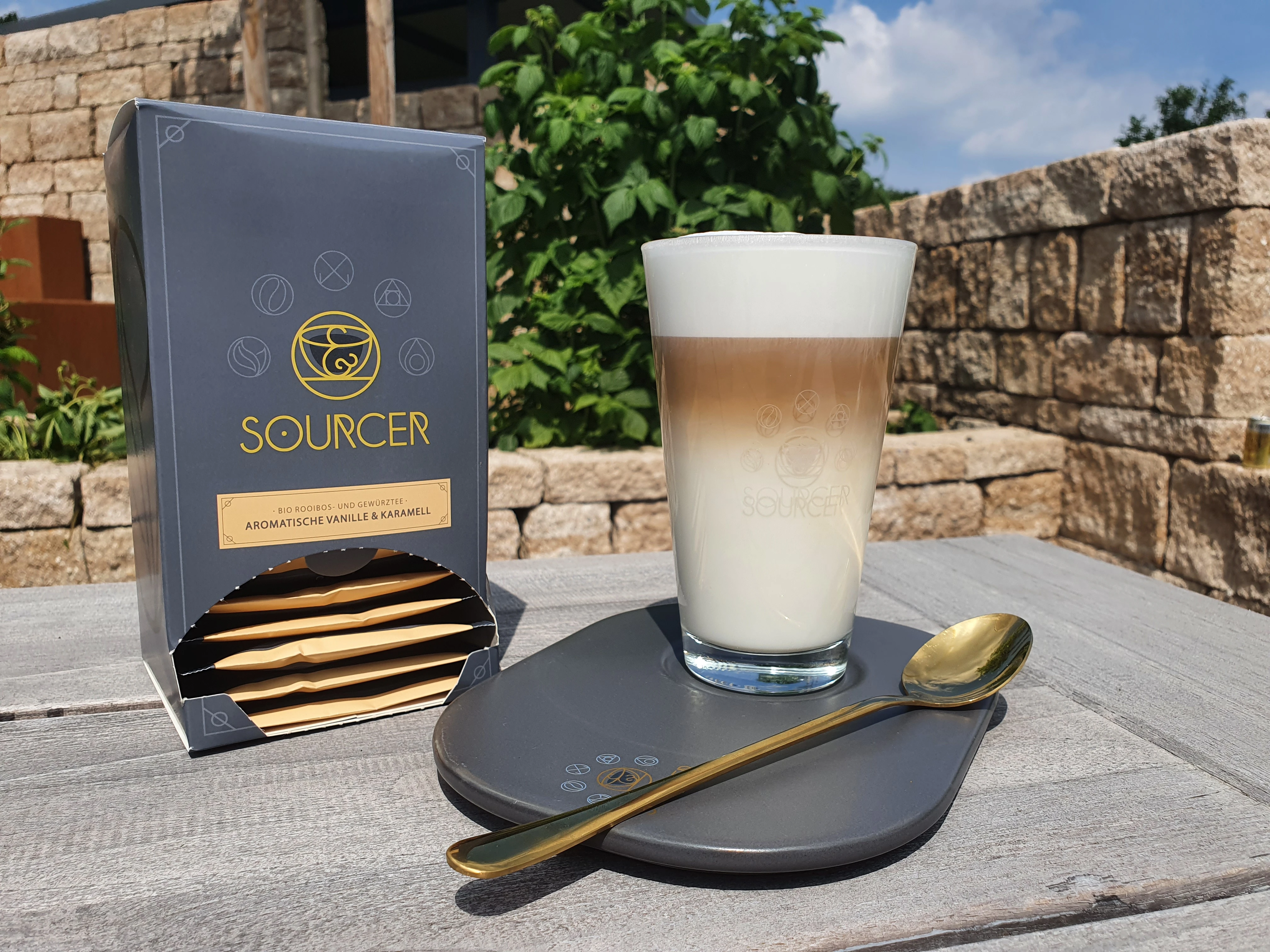 SOURCER Rooibos-Tee mit Espresso und Milch Teegetränk mit Espresso und Milch im Glas
