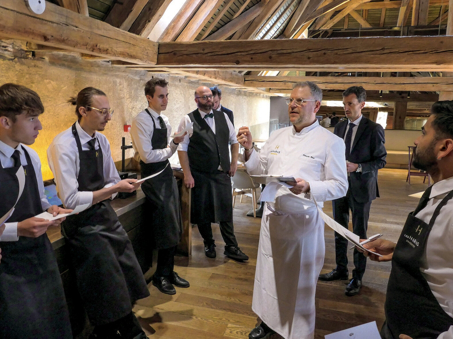 Alles im Griff: Team-Besprechung vor dem Mittagsgeschäft. Alles im Griff: Team-Besprechung vor dem Mittagsgeschäft.