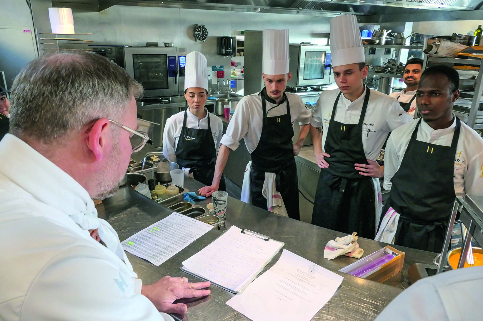 In der Les Haras Brasserie lernen bis zu 15 Auszubildende gleichzeitig – ein starkes Nachwuchsteam, das echte Gastronomie von Grund auf erlebt. In der Les Haras Brasserie lernen bis zu 15 Auszubildende gleichzeitig – ein starkes Nachwuchsteam, das echte Gastronomie von Grund auf erlebt.