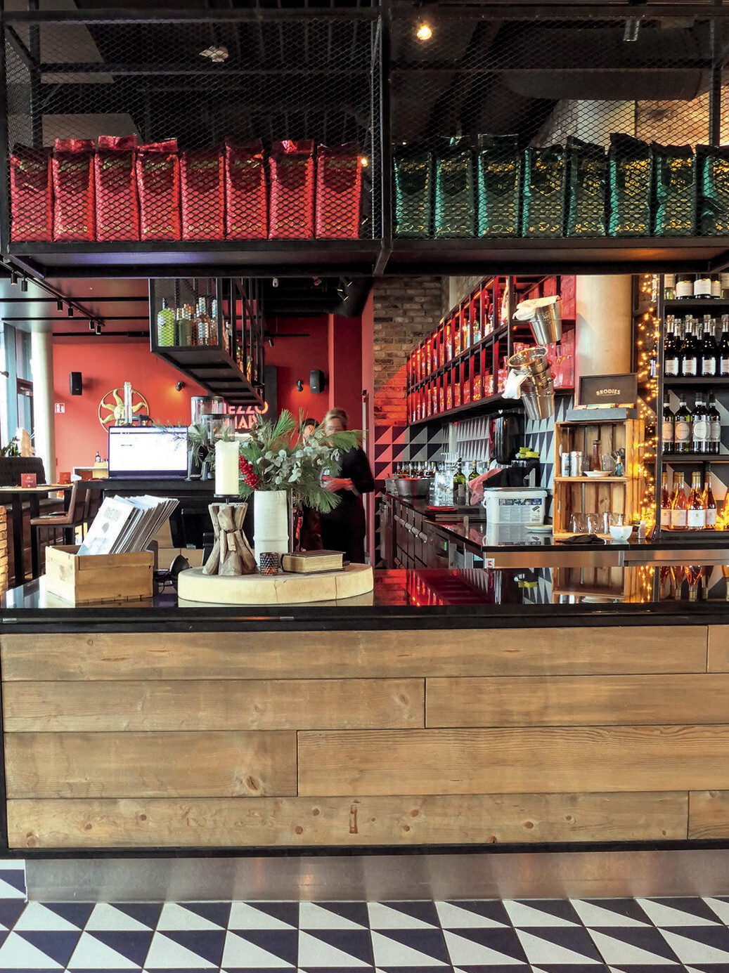 Das stilvolle Interieur im Mezzomar Borken Eine Bar mit Weingläsern.