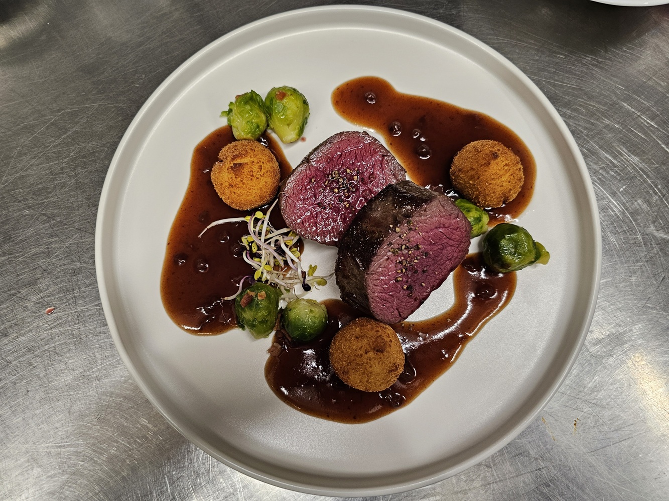 Wildfleisch mit Kroketten Rosenkohl und Bratenjus