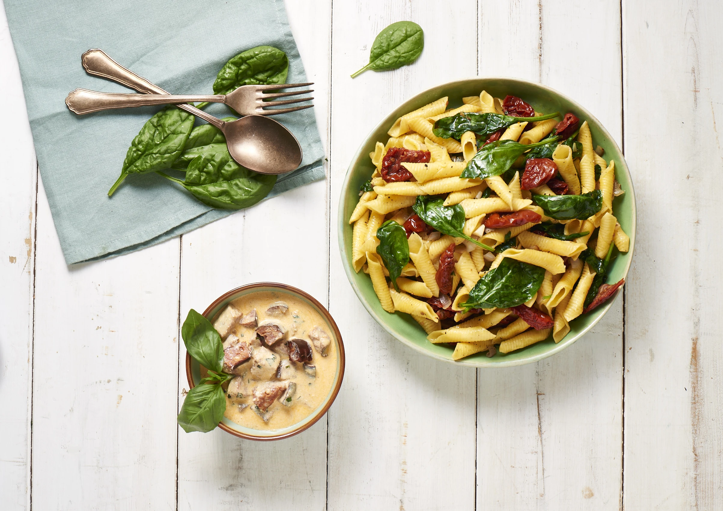 Garganelli mit Blattspinat und getrockneten Tomaten in cremiger Chorizo-Weißwein-Sauce