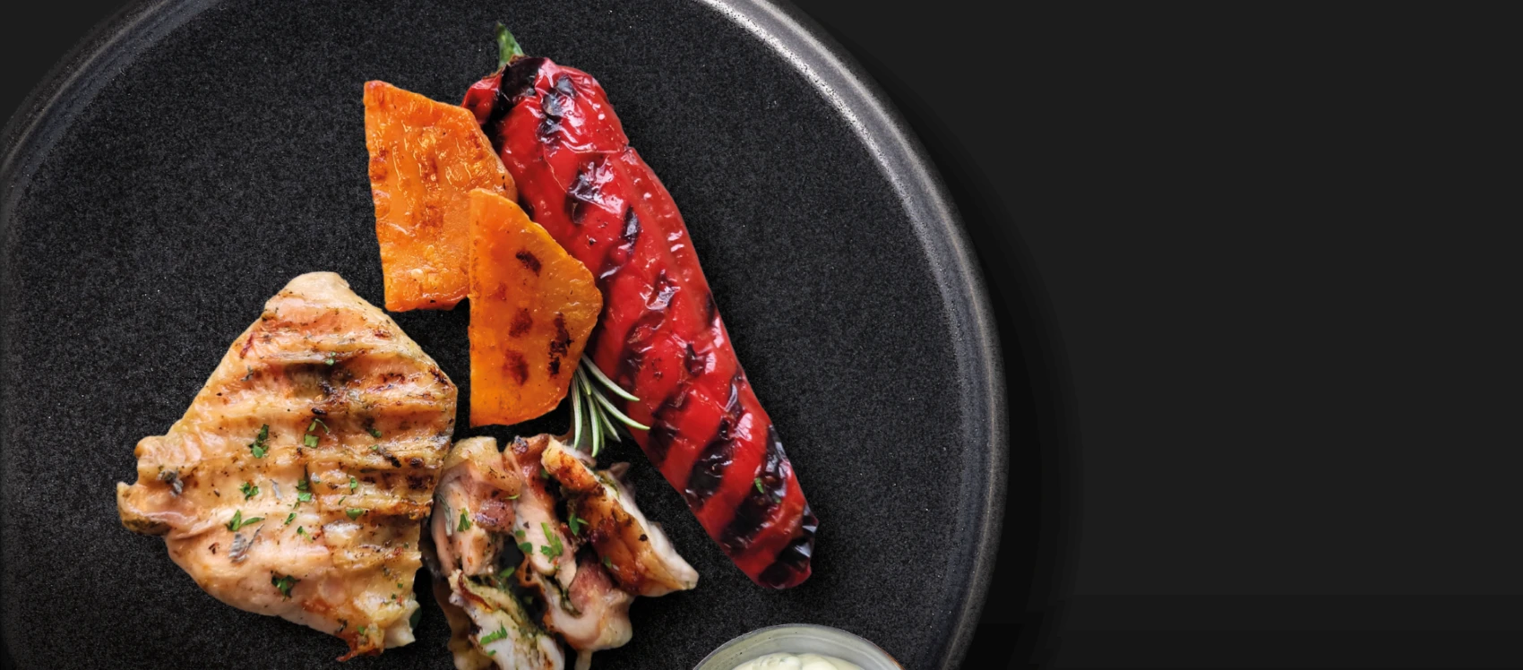 Collage von Speisen auf Tellern