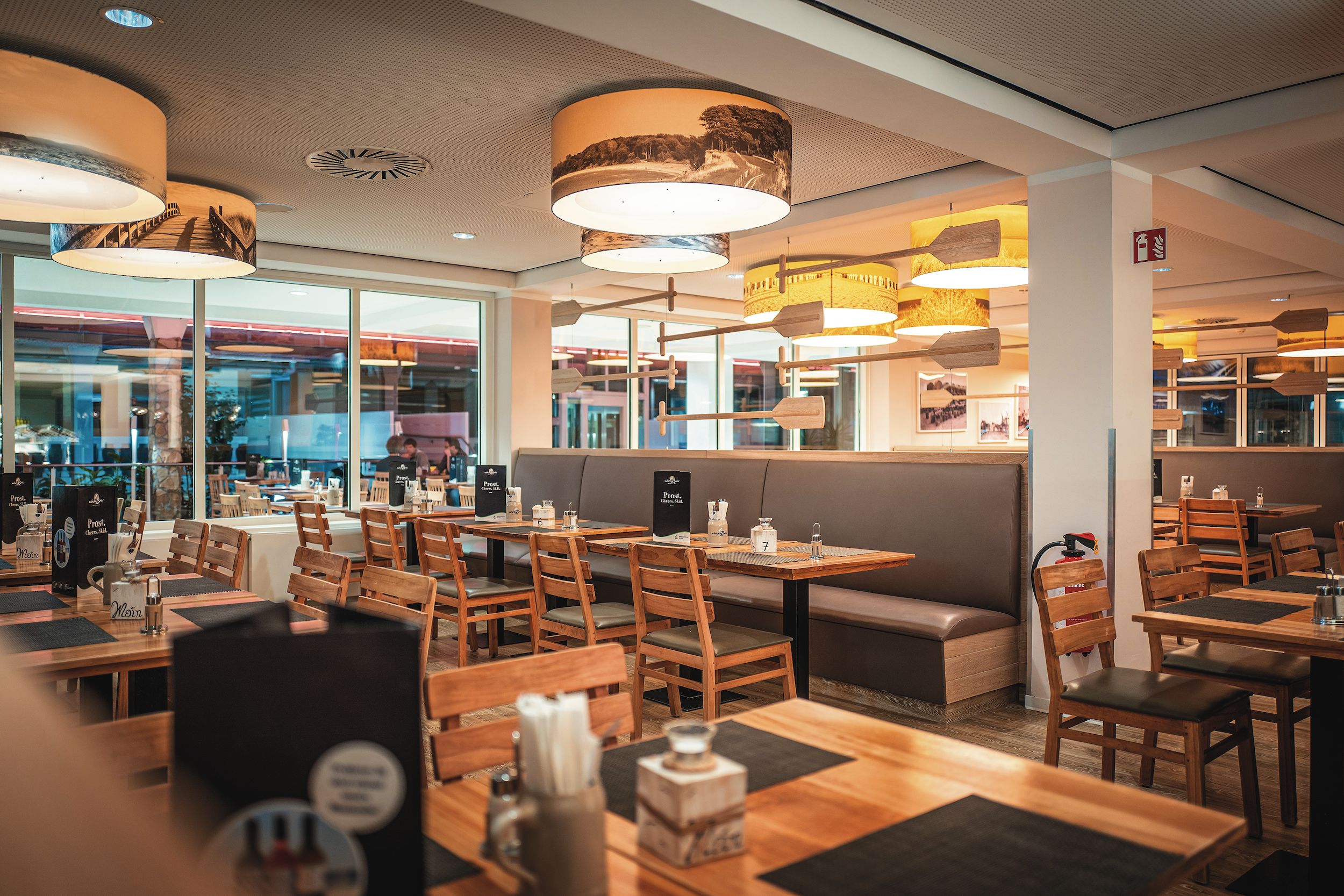 Ein Restaurant mit Tischen und Stühlen.