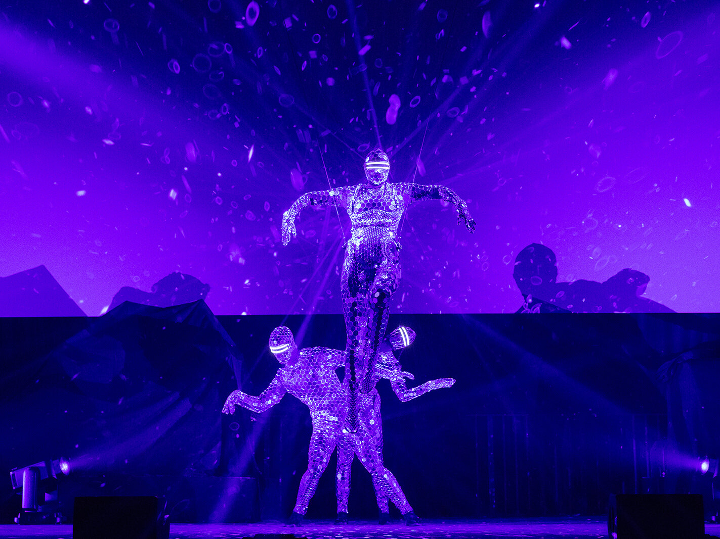 Ein besonderes Highlight des Abends war eine spektakuläre Laser-Show mit Akrobaten, die die Halle in ein Meer aus Licht und Bewegung verwandelte. Ein besonderes Highlight des Abends war eine spektakuläre Laser-Show mit Akrobaten, die die Halle in ein Meer aus Licht und Bewegung verwandelte.