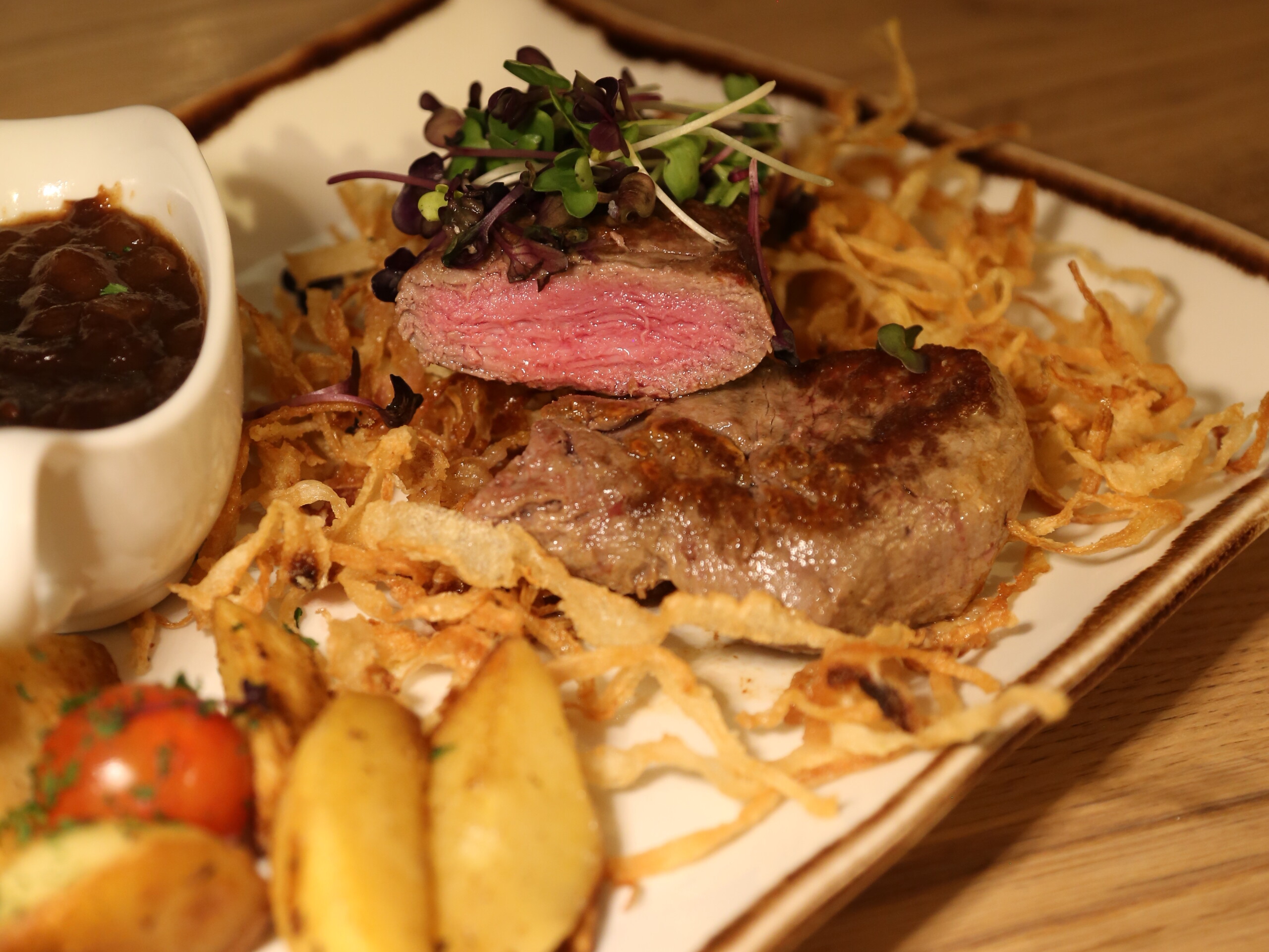 Ein Teller mit Essen auf einem Tisch.