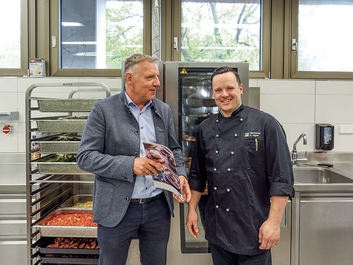 Christian Gruber, Fachberater bei Service-Bund Mitglied Troiber und Küchenchef Maximilian Aigner. Christian Gruber, Fachberater bei Service-Bund Mitglied Troiber und Küchenchef Maximilian Aigner.