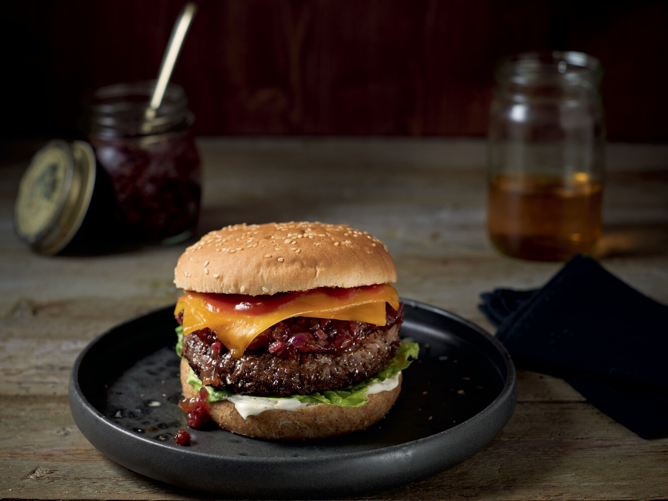 Die Burger-Patties von ServisaPrime werden ausschließlich aus deutschem Färsenfleisch hergestellt. Insbesondere die Marmorierung bildet die perfekte Basis für einen schmackhaften Burger. Ein Burger auf einem Teller.