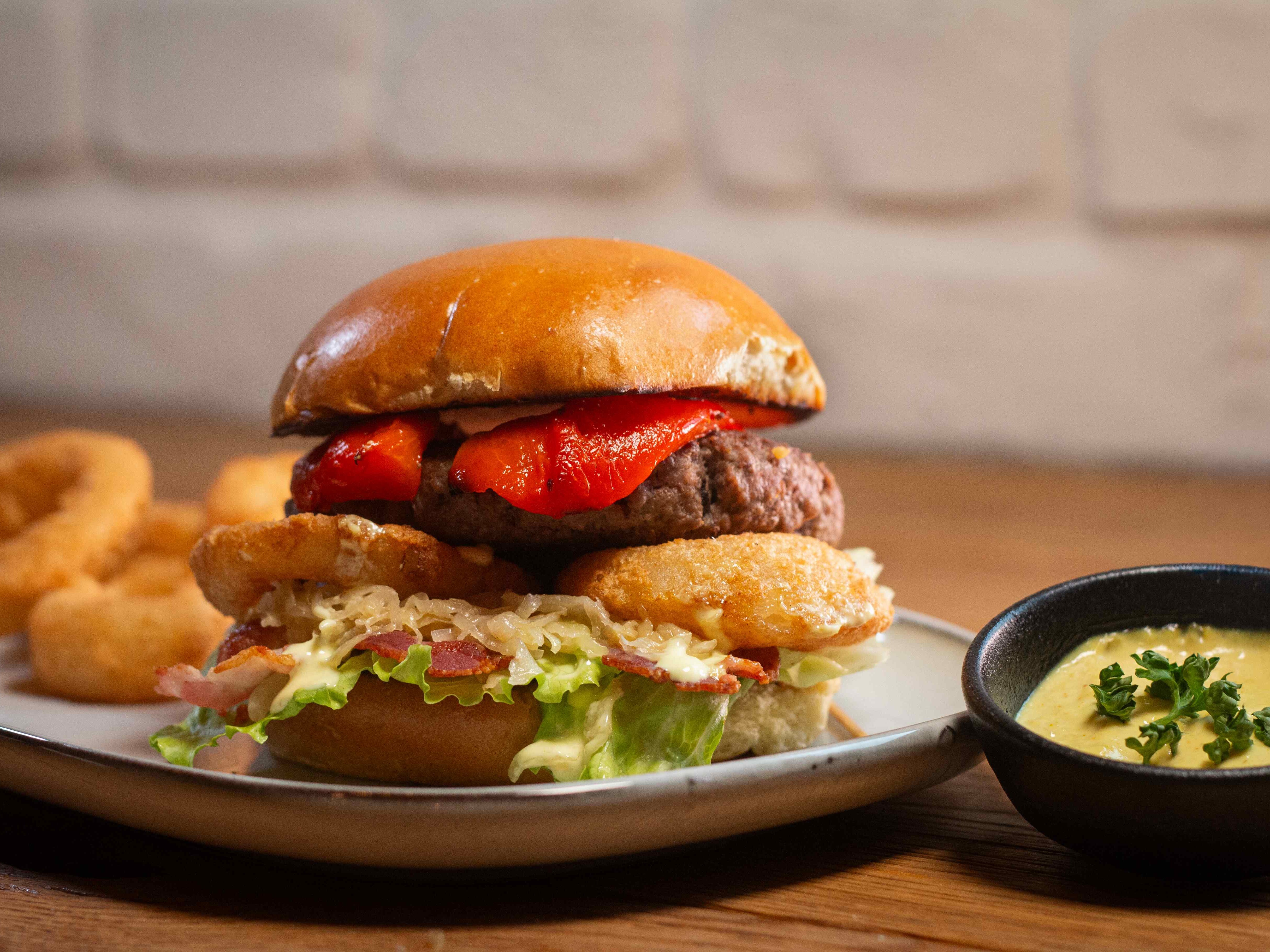 Der vegane Garden Burger überzeugt mit viel frischem Gemüse. Würziges Beef trifft hier auf rauchigen Bacon, herzhafte Onion Rings und Sauerkraut.
