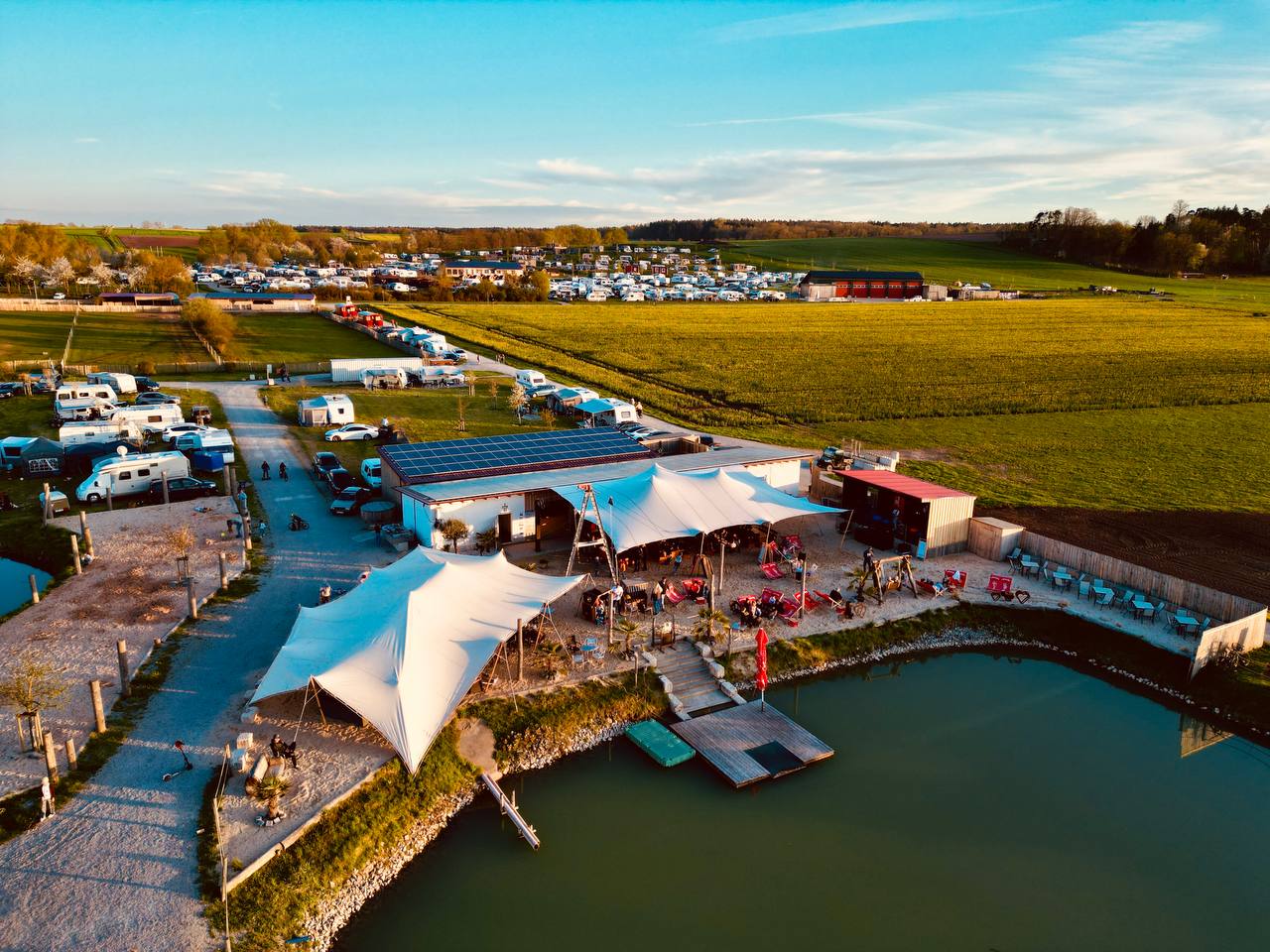 Die Beach Bar Eine Gruppe von Zelten neben einem Gewässer