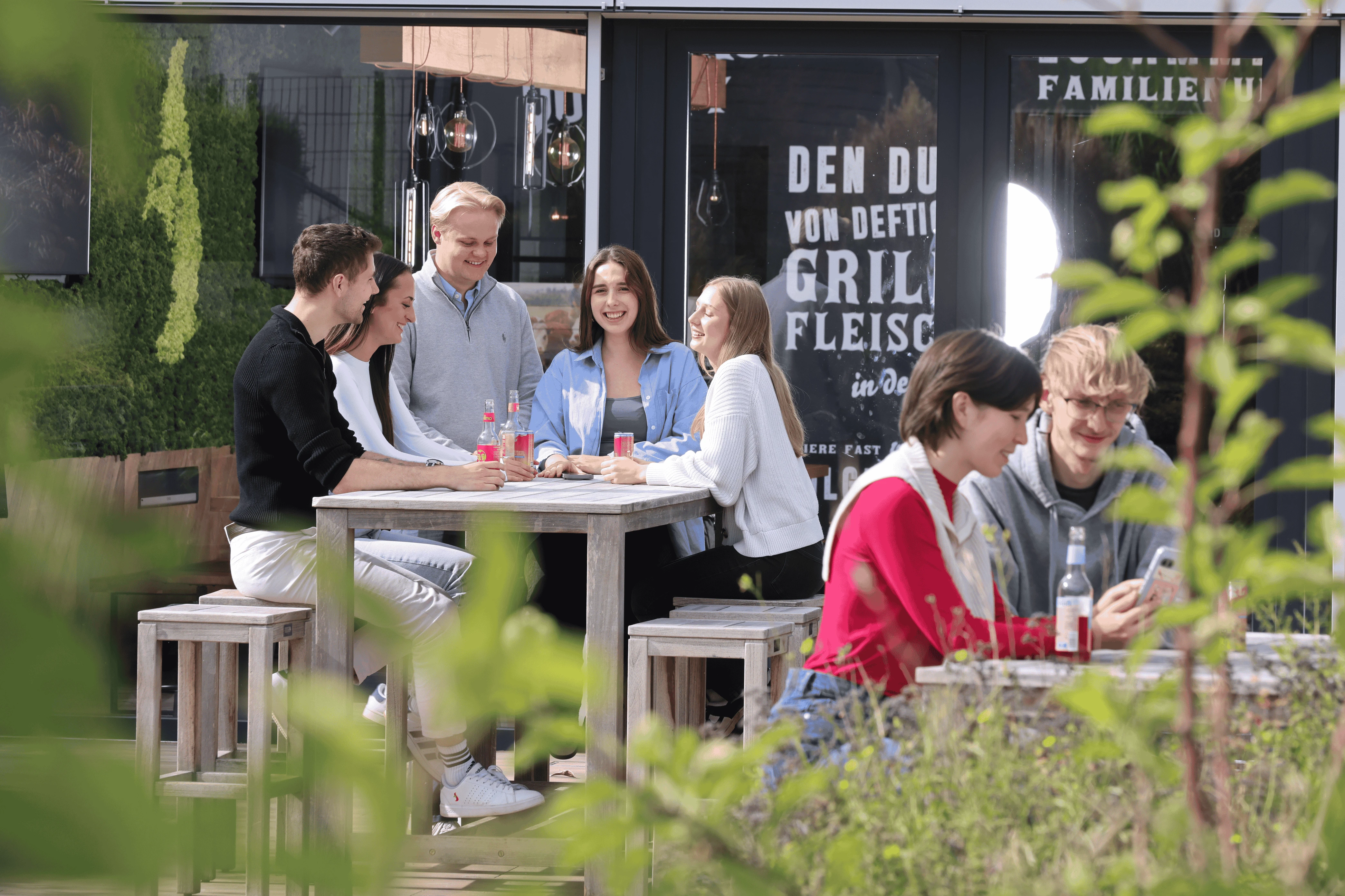 Jüngere Mitarbeiterinnen beim Diskurs
