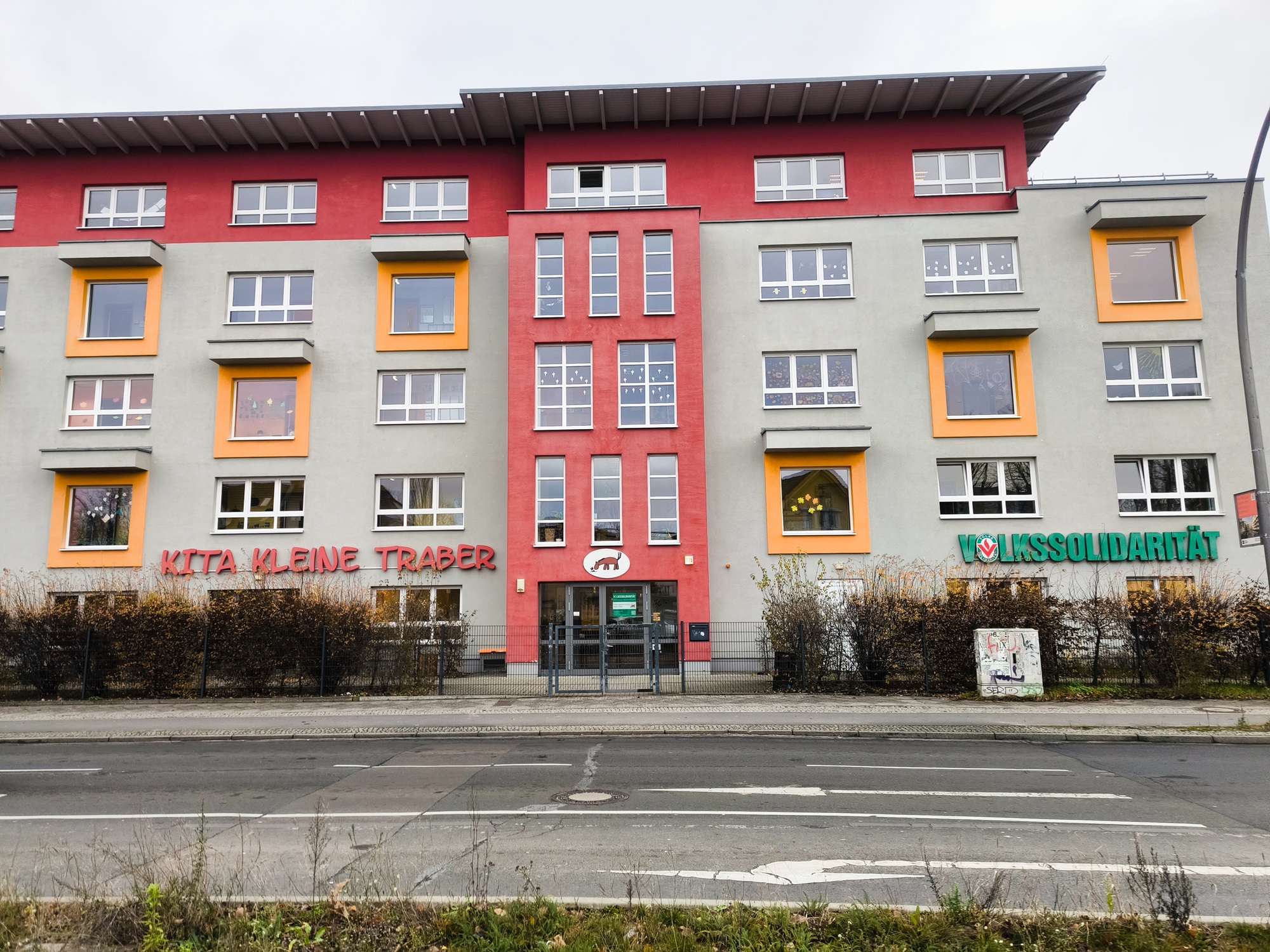 Die Kita "Kleine Traber" in Berlin-Karlshorst. Ein Gebäude mit vielen Fenstern