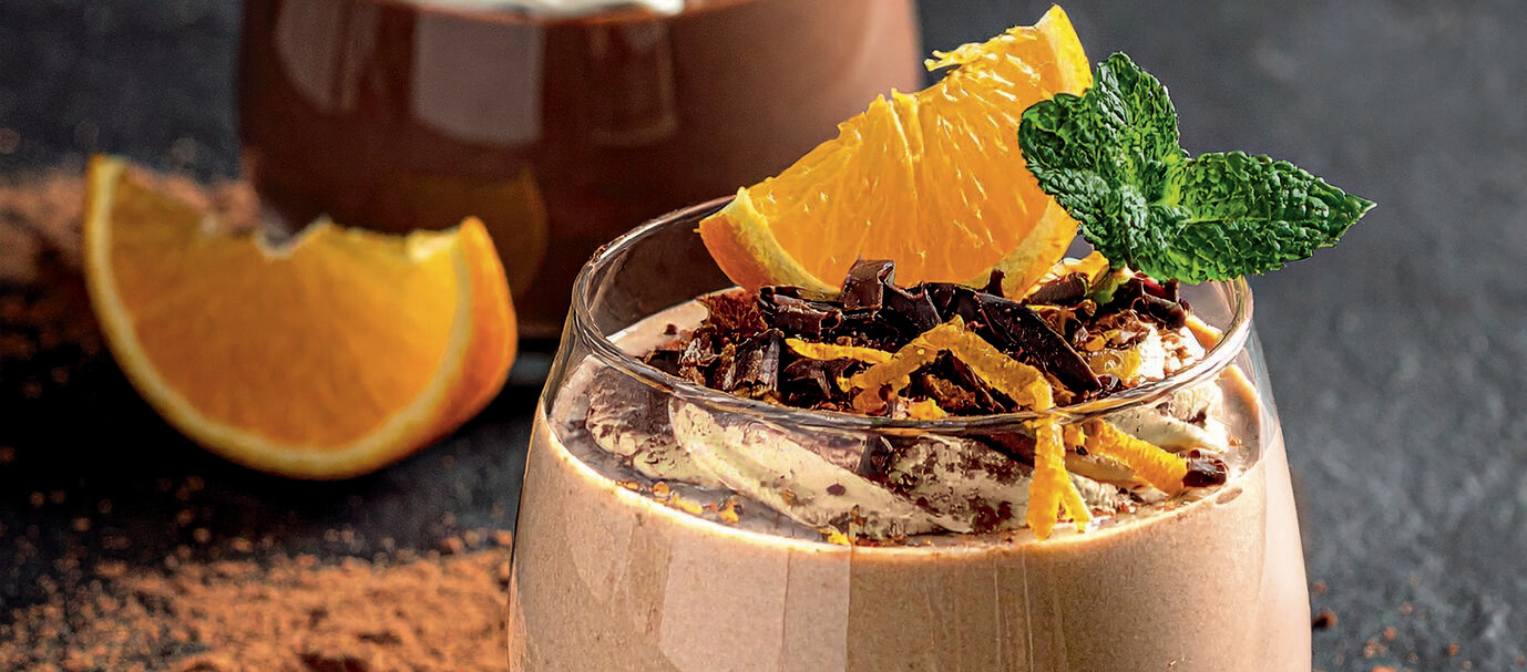 Zwei Gläser mit Schokoladen-Orangen-Dessert