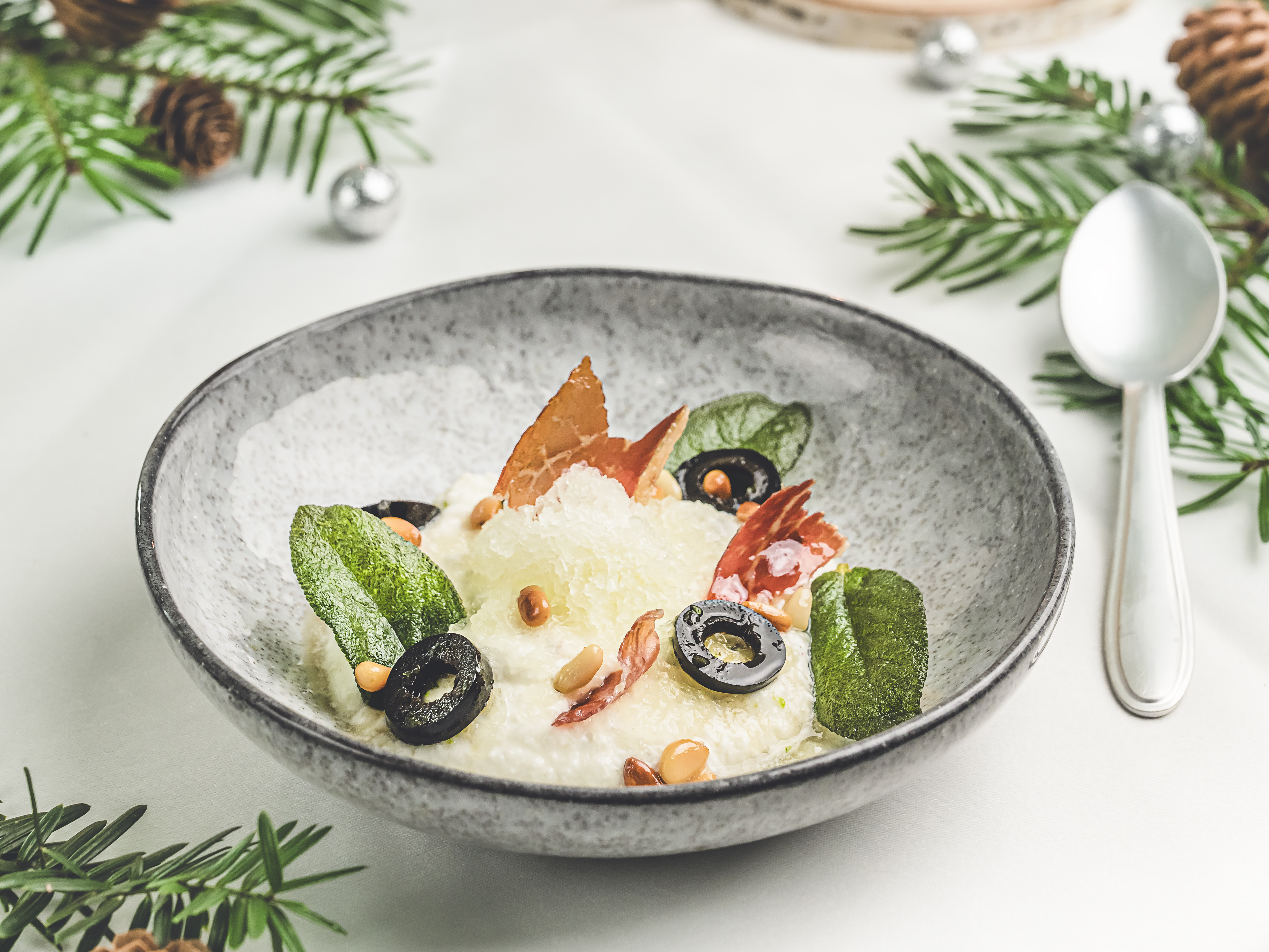 Salva D'Or Parmaschinken und Oliven Honigmelonen-Feta-Eis mit Salva D'Or Parmaschinken und Oliven