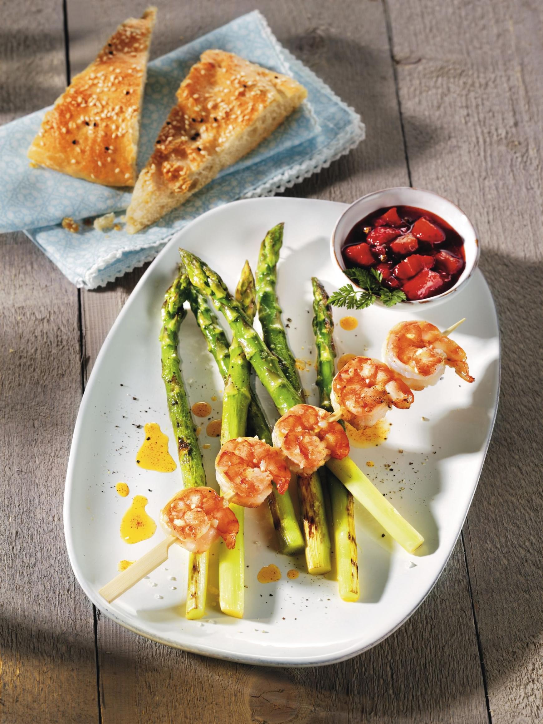 Mermaid Garnelenspieß und grüner Spargel vom Grill mit Erdbeerchutney ...
