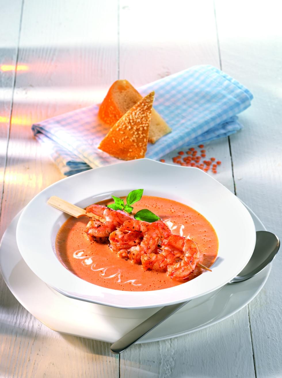 Rote Linsensuppe mit Joghurt und Zitrone, dazu gebratener Mermaid ...