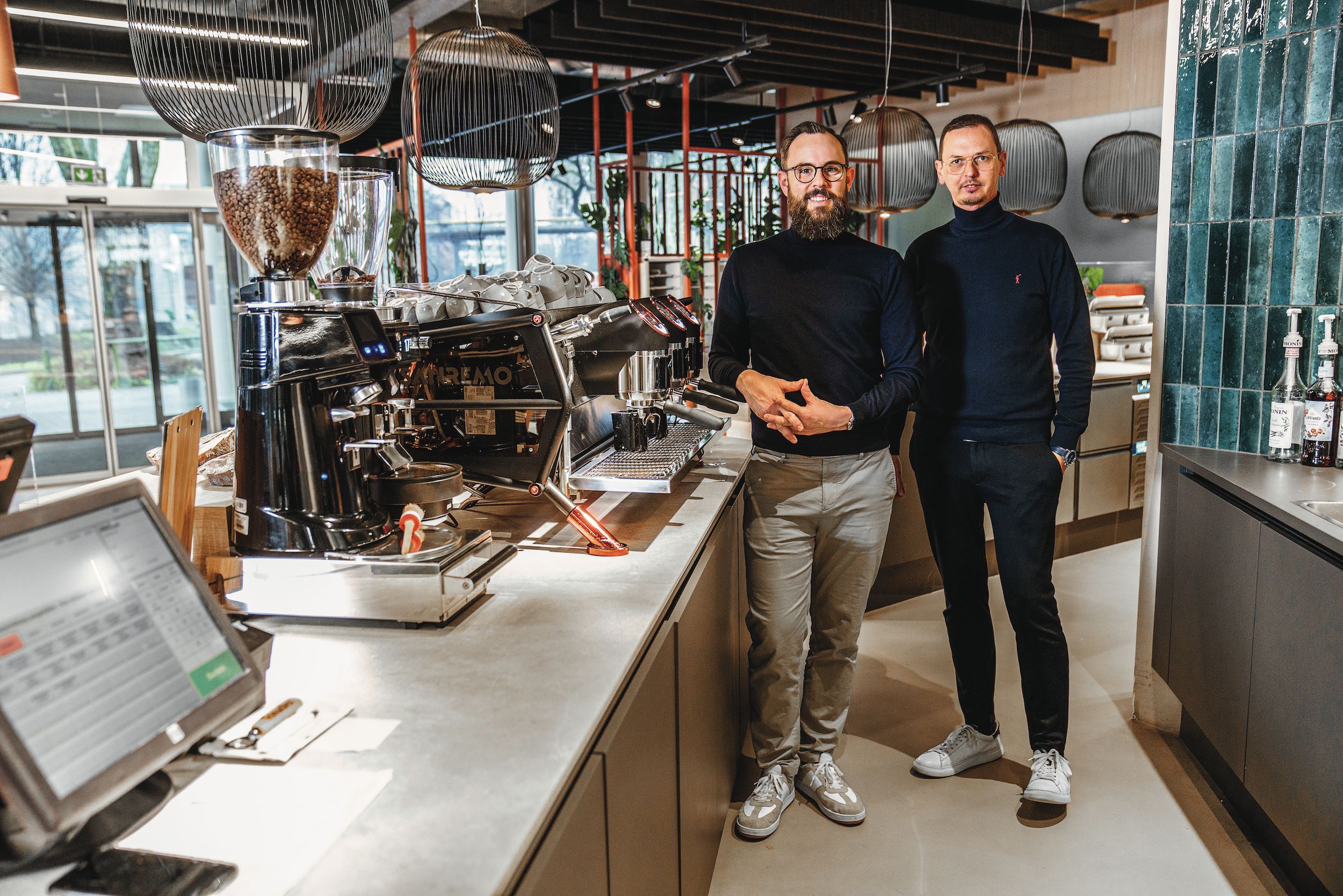 Bistroleiter Maurizio Libertini und Alexander Thiel Zwei Männer stehen neben einer Kaffeemaschine.