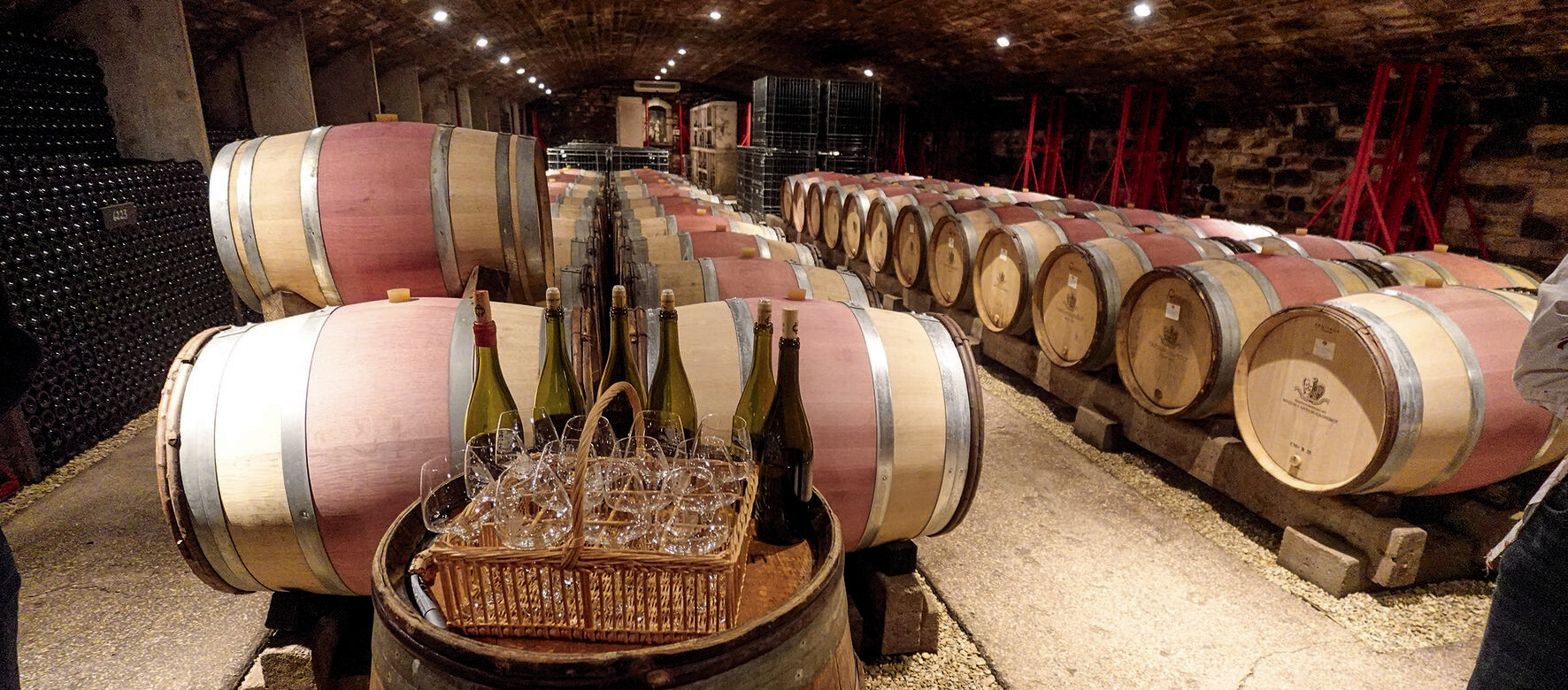 Wein und Essen ergeben zusammen mehr als die Summe ihrer Teile, vorausgesetzt sie sind gut aufeinander abgestimmt. Die richtige Kombination hebt Aromen hervor, gleicht Kontraste aus und gibt einem Gericht eine zweite Ebene. Dahinter steckt keine reine Geschmackssache, sondern nachvollziehbare Sensorik. Bestimmte Inhaltsstoffe im Wein reagieren mit bestimmten Inhaltsstoffen der Speise. In den folgenden Tipps gibt Sommelière Maja Kirsch einen Überblick, wie Wein und Speisen zusammenfinden. Wein und Essen ergeben zusammen mehr als die Summe ihrer Teile, vorausgesetzt sie sind gut aufeinander abgestimmt. Die richtige Kombination hebt Aromen hervor, gleicht Kontraste aus und gibt einem Gericht eine zweite Ebene. Dahinter steckt keine reine Geschmackssache, sondern nachvollziehbare Sensorik. Bestimmte Inhaltsstoffe im Wein reagieren mit bestimmten Inhaltsstoffen der Speise. In den folgenden Tipps gibt Sommelière Maja Kirsch einen Überblick, wie Wein und Speisen zusammenfinden.