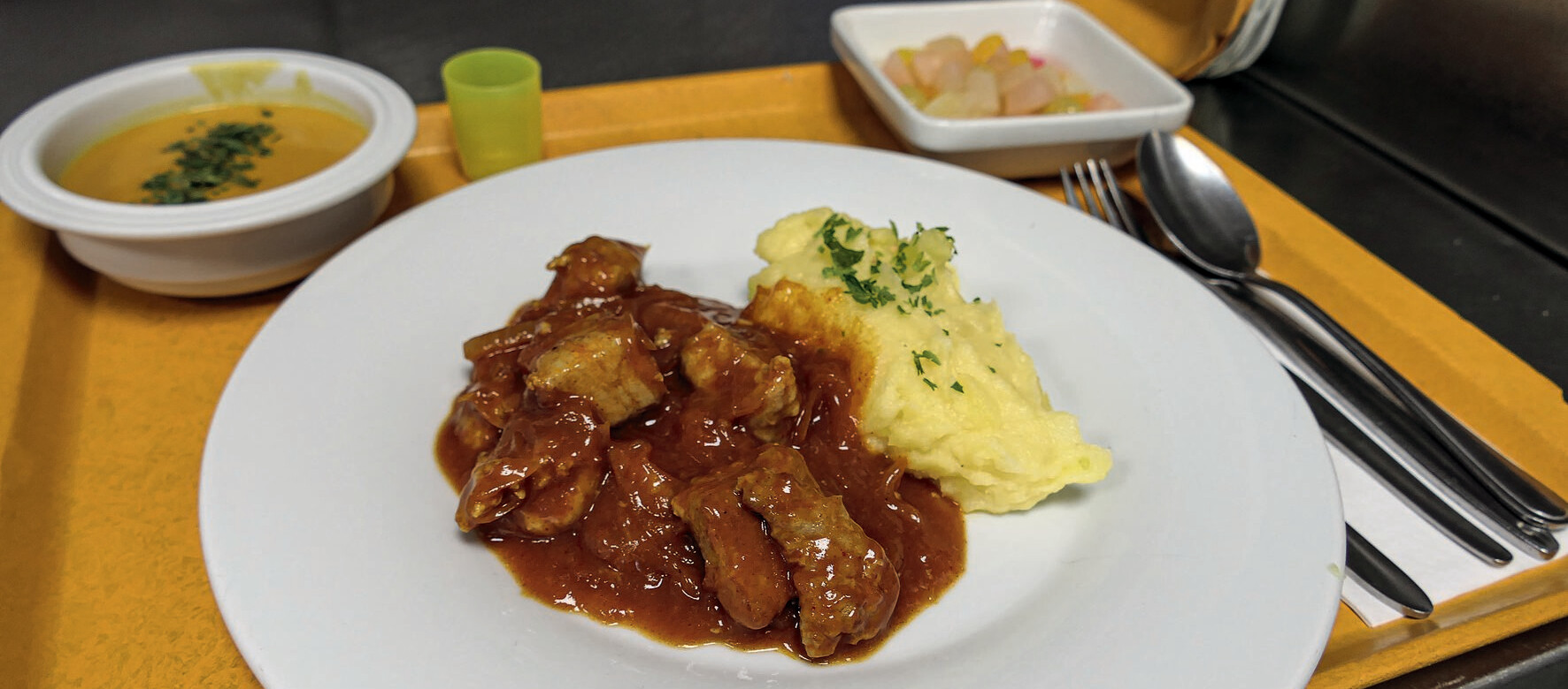 Essen ist weit mehr als reine Nahrungsaufnahme – gerade in der stationären Pflege ist es Strukturgeber, sozialer Anker und tägliches Highlight. Genau hier setzt die Zusammenarbeit zwischen Ambiente Care, dem Service-Bund und der Sander Gruppe an. Am Beispiel der Seniorenresidenz Rheinischer Hof in Velbert zeigt sich, wie moderne Verpflegung, digitale Prozesse und regionale Nähe erfolgreich zusammenspielen.