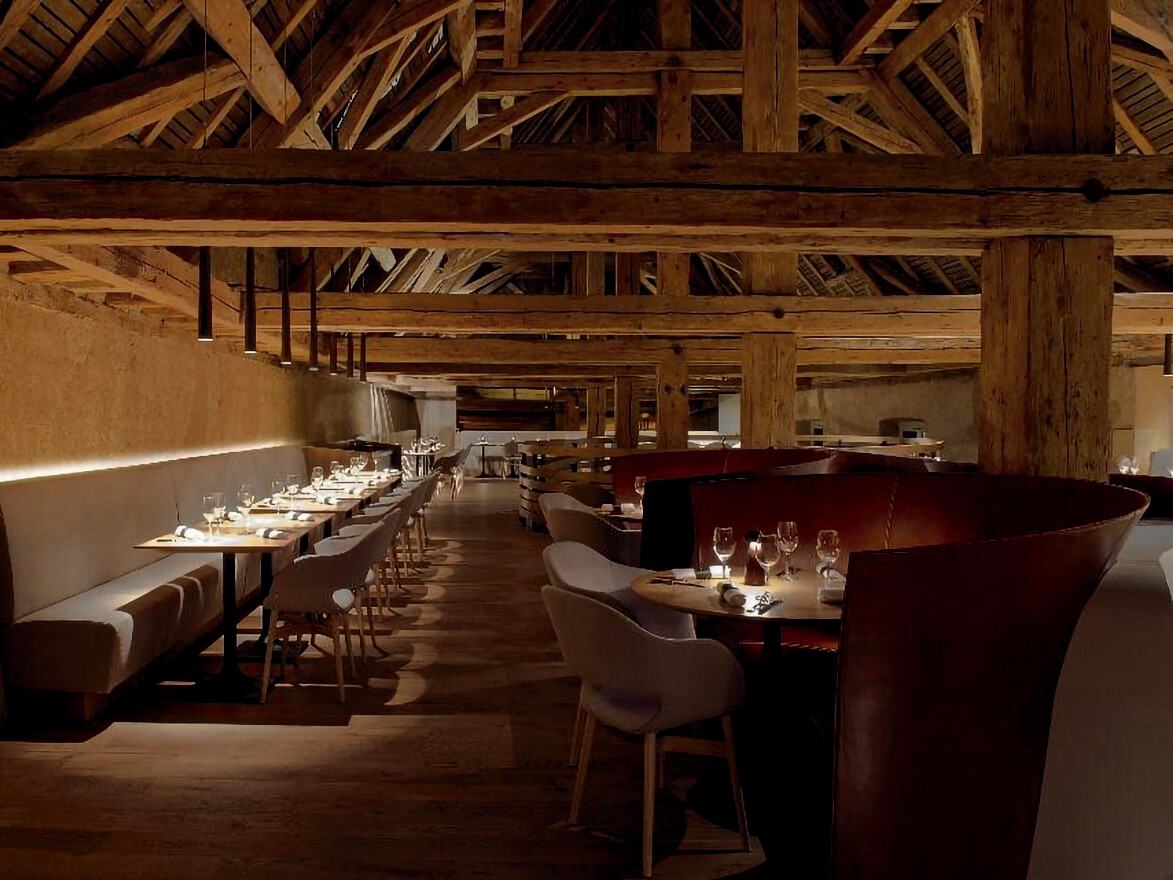 Das geräumige Obergeschoss bietet Platz für bis zu 120 Gäste. Das geräumige Obergeschoss bietet Platz für bis zu 120 Gäste.