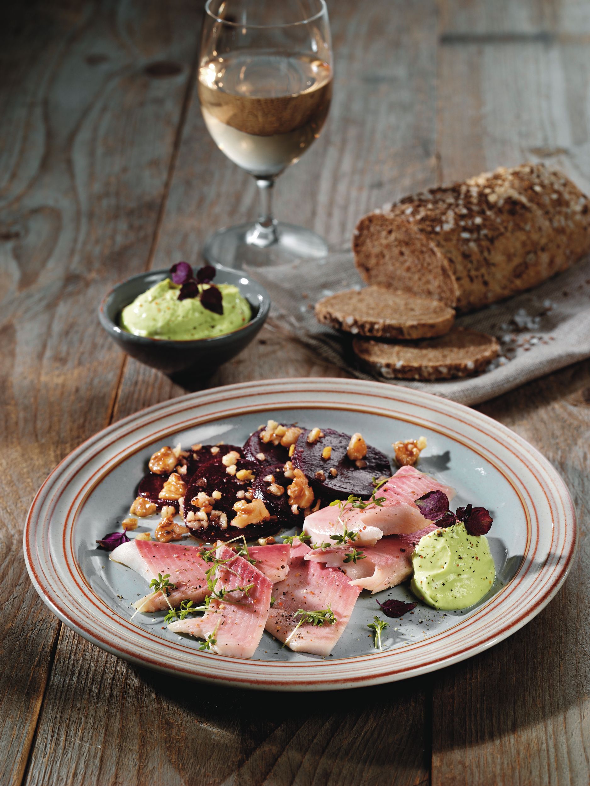 Saiblingsfilet mit Avocado-Kren-Dip Service-Bund
