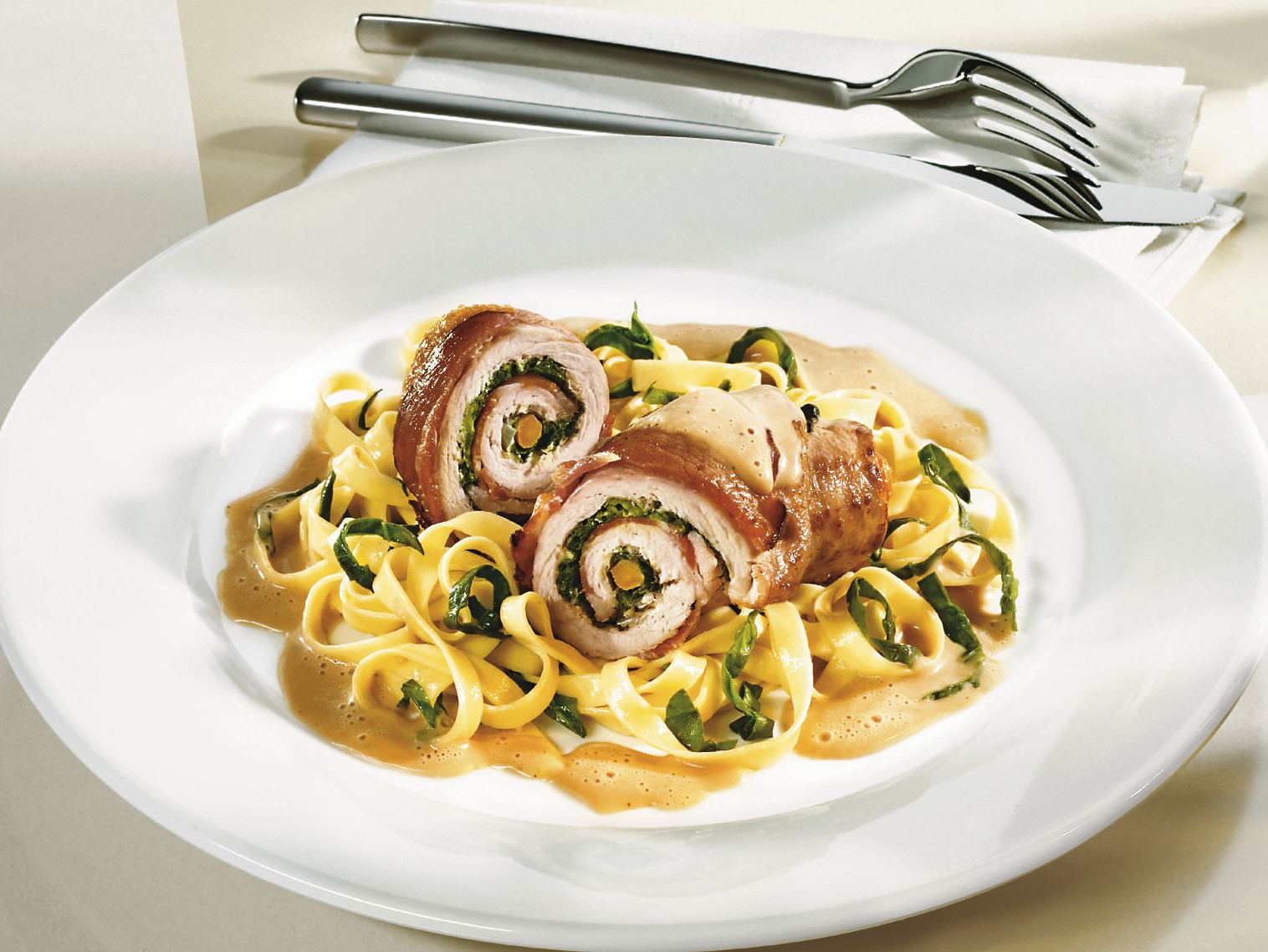 Bierroulade mit Spinat-Bandnudeln