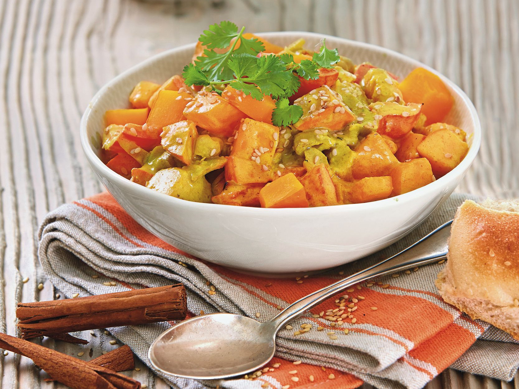 Hokkaido-Kürbis-Curry Hokkaido-Kürbis-Curry mit Sesam-Koriander-Joghurt