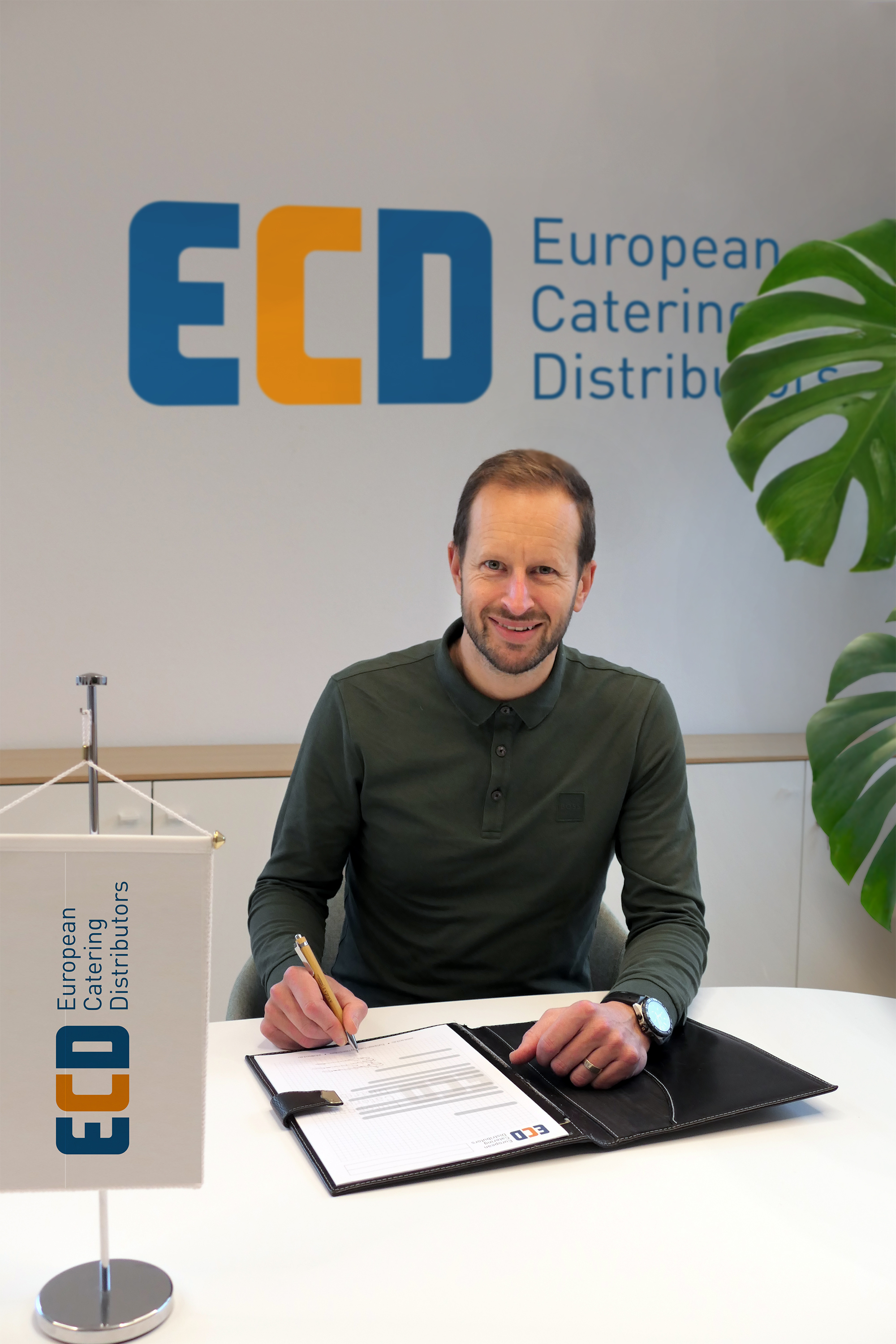 Seit dem 1. Januar 2026 verstärkt Gary Mullineux als zusätzlicher CEO die European Catering Distributors (ECD). Mit dem Servisa Magazin spricht er darüber, was ihn an der ECD besonders begeistert, wie er die Zusammenarbeit mit Mitgliedern und Lieferpartnern weiter stärken möchte und warum sein Leitsatz lautet: „Schütze, was wichtig ist, modernisiere alles andere.“ Seit dem 1. Januar 2026 verstärkt Gary Mullineux als zusätzlicher CEO die European Catering Distributors (ECD). Mit dem Servisa Magazin spricht er darüber, was ihn an der ECD besonders begeistert, wie er die Zusammenarbeit mit Mitgliedern und Lieferpartnern weiter stärken möchte und warum sein Leitsatz lautet: „Schütze, was wichtig ist, modernisiere alles andere.“