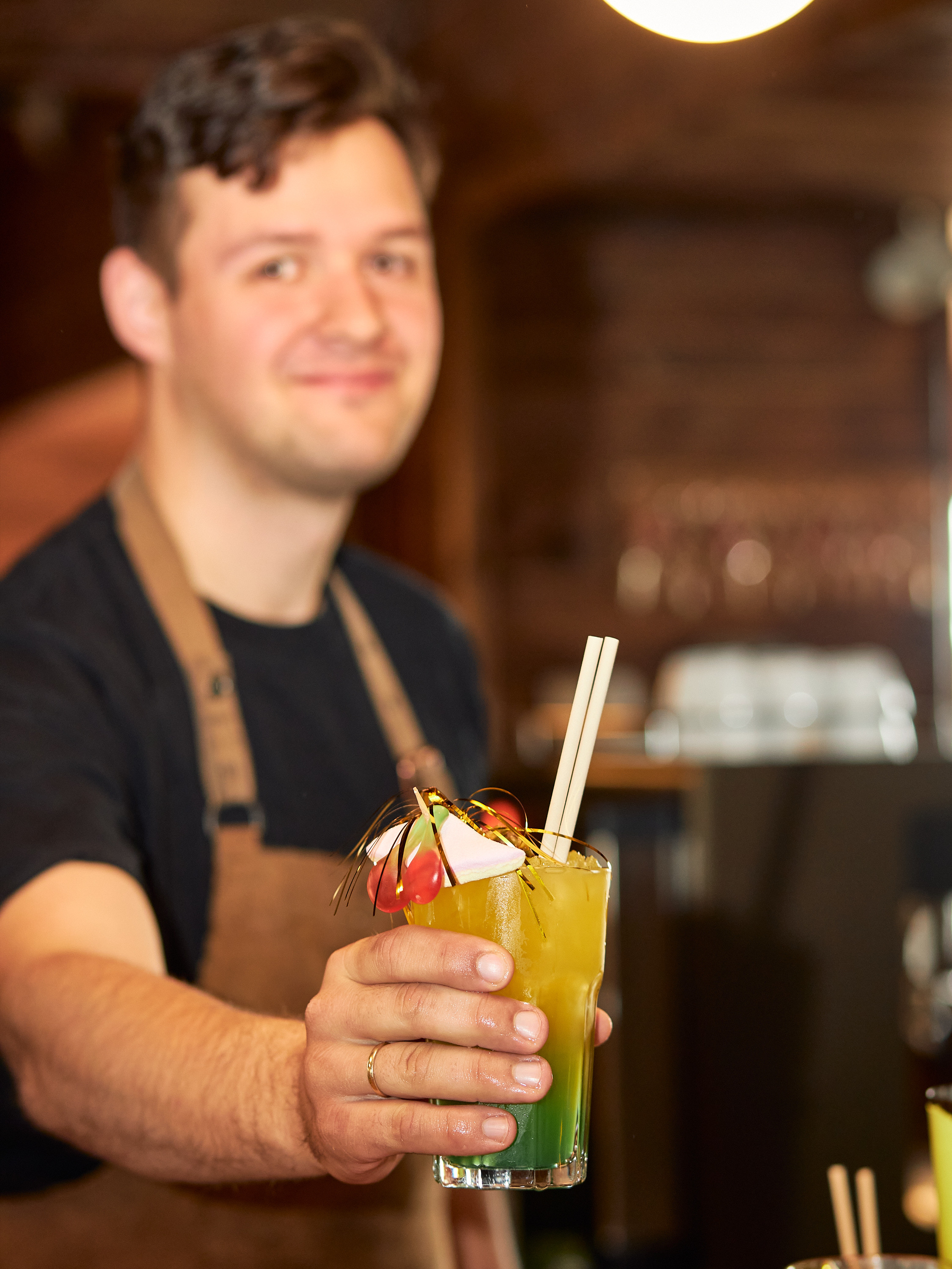 Bar Keeper mit Cocktail Bar Keeper mit Cocktail