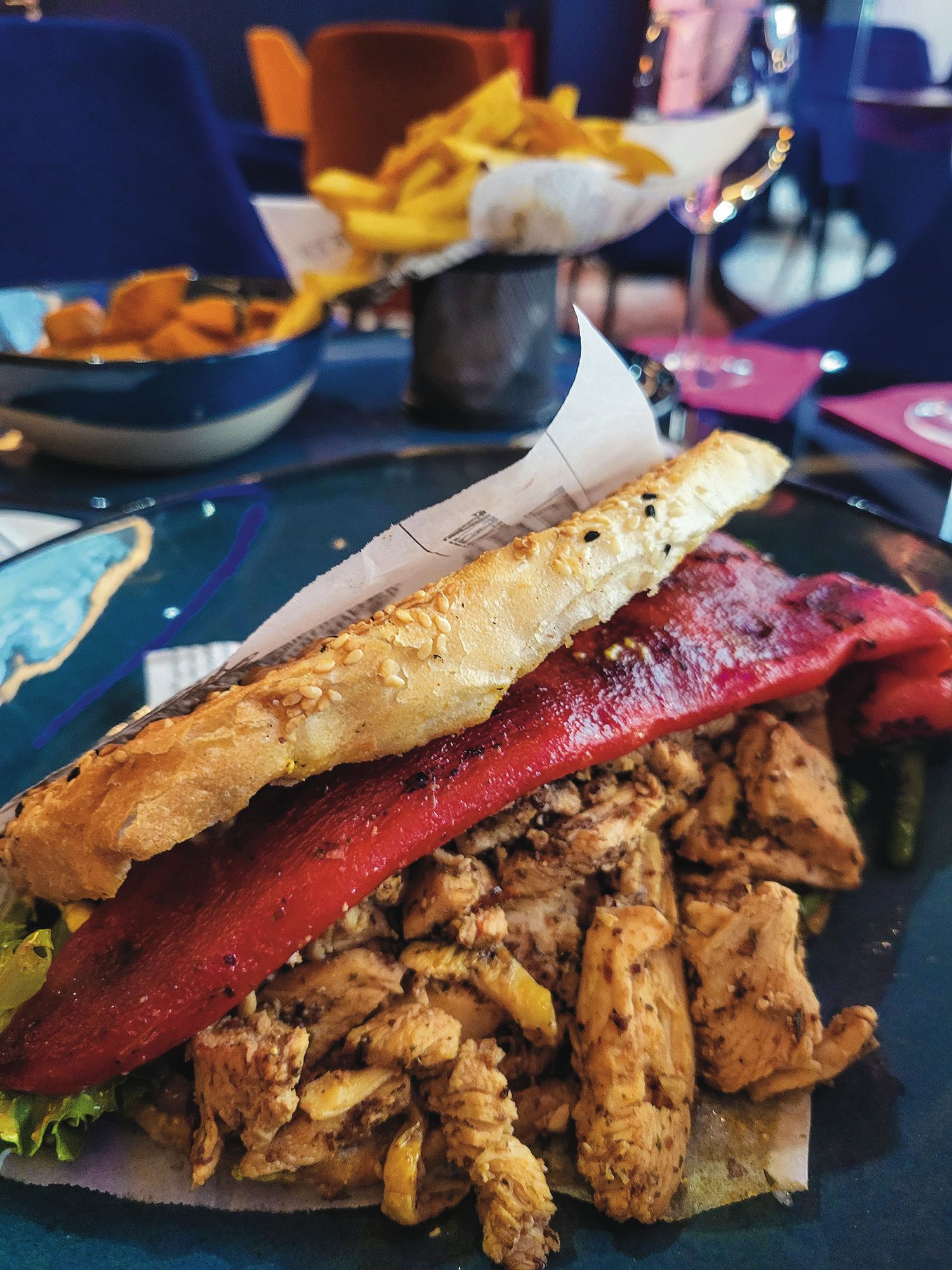 Der MOA Döner: Maispoularde und Spitzpaprika statt Billigfleisch Ein Sandwich auf einem Teller.