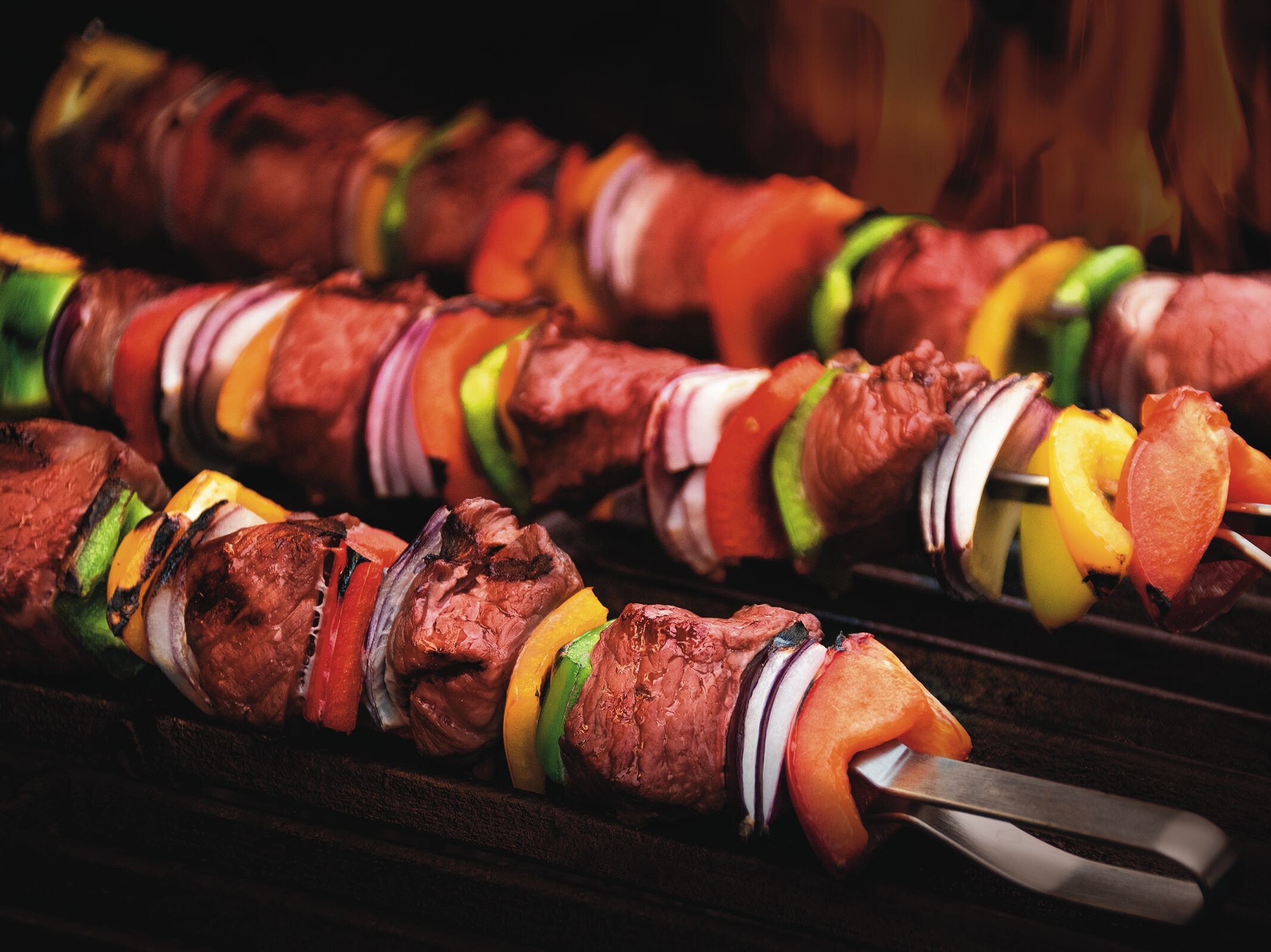 Herzhafte Grillspieße von der Rodeo Steakhüfte mit Paprika und roten Zwiebeln Herzhafte Grillspieße von der Rodeo Steakhüfte mit Paprika und roten Zwiebeln