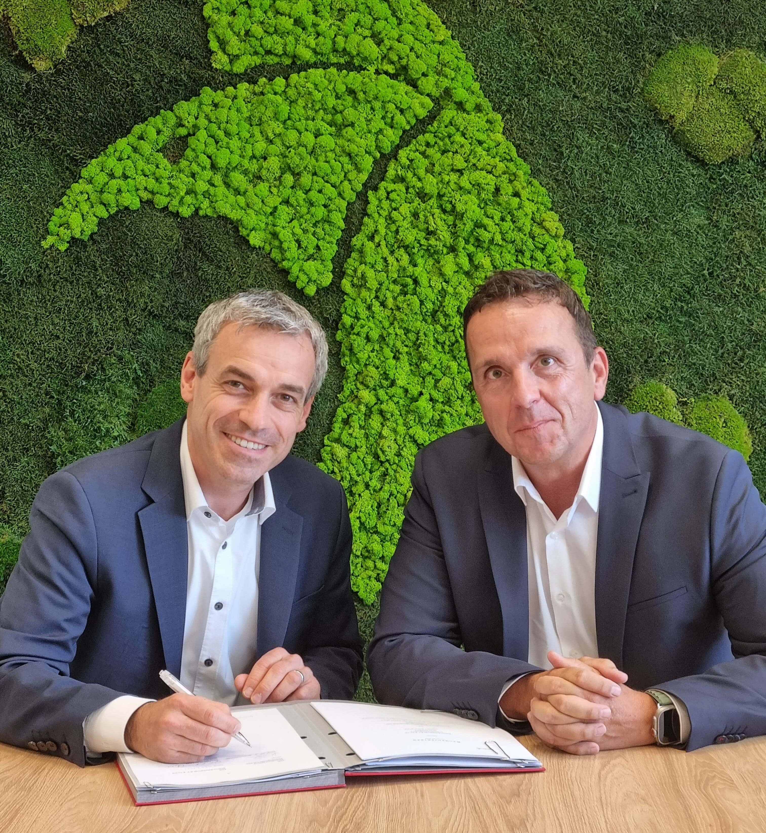 Karim Zarini und Renato Salvatore bei der Vertragsunterzeichnung