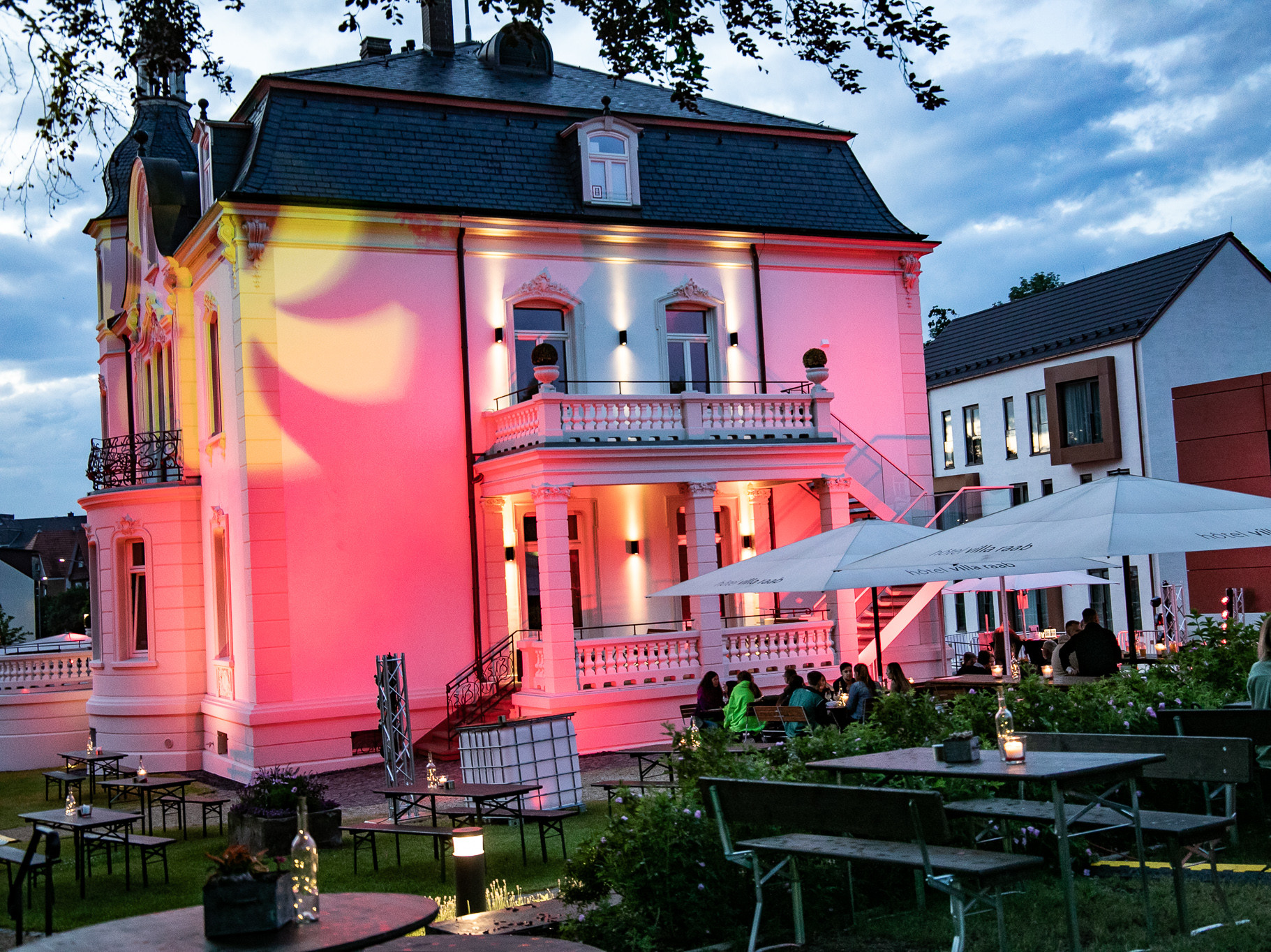Beim Sommerevent „Villuminale“ erstrahlt die Villa Raab in bunten Farben.