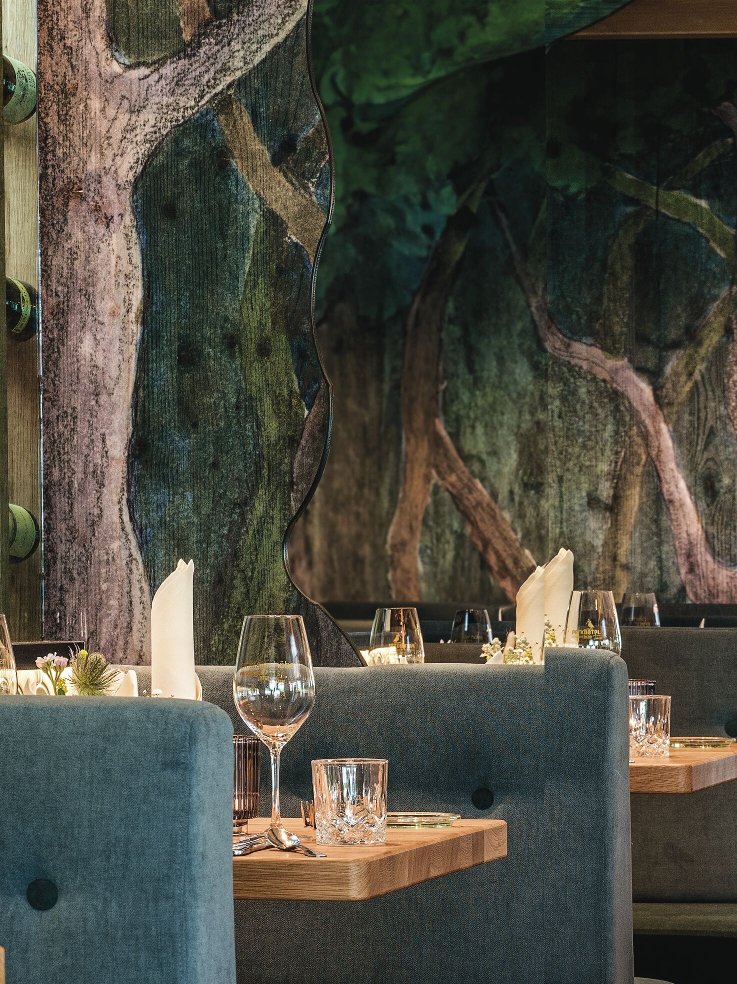 Ein Restaurant mit Tischen und Stühlen.