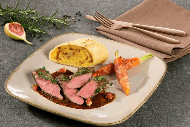 Gekräuterte Rodeo Lammfilets mit Balsamico-Feigen-Sauce &amp; Speck-Möhren ...