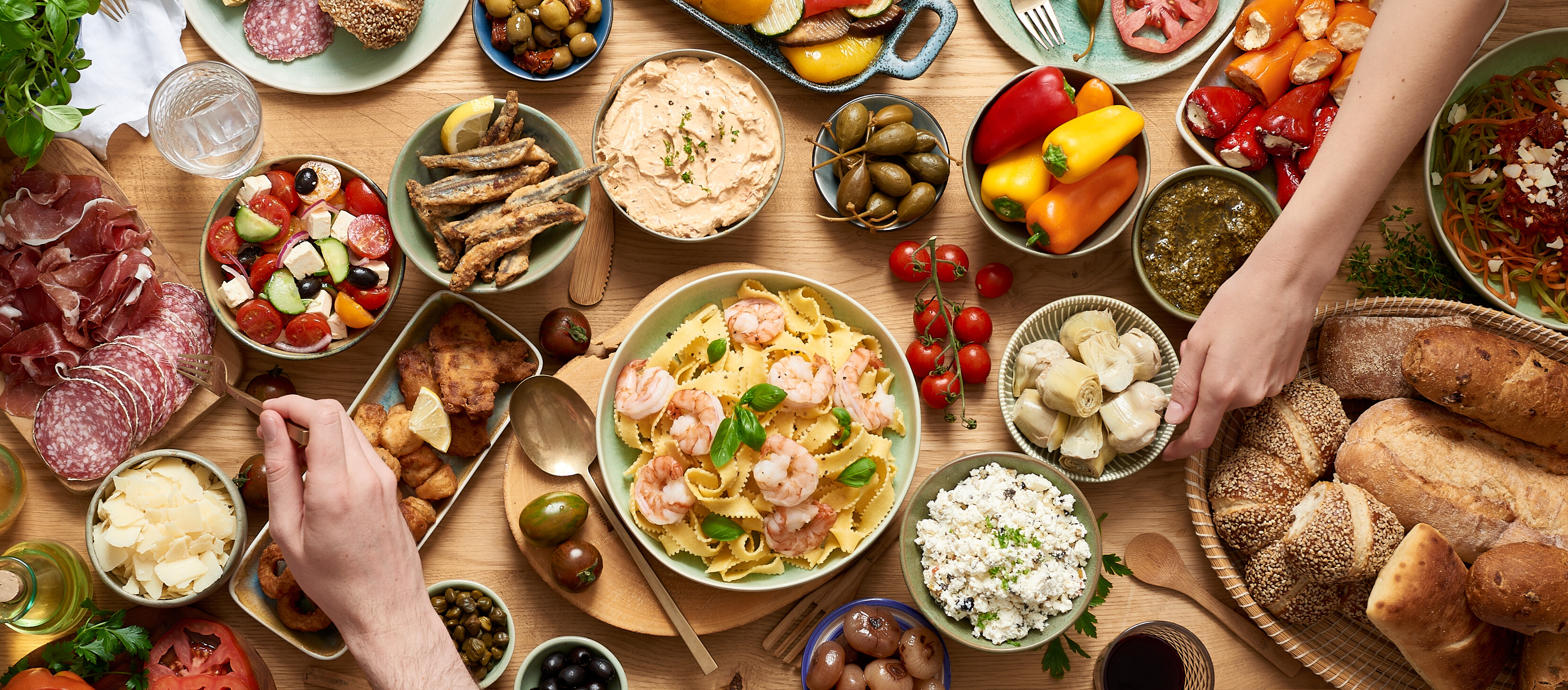 Ein Tisch voller verschiedener mediterraner Speisen und Delikatessen.