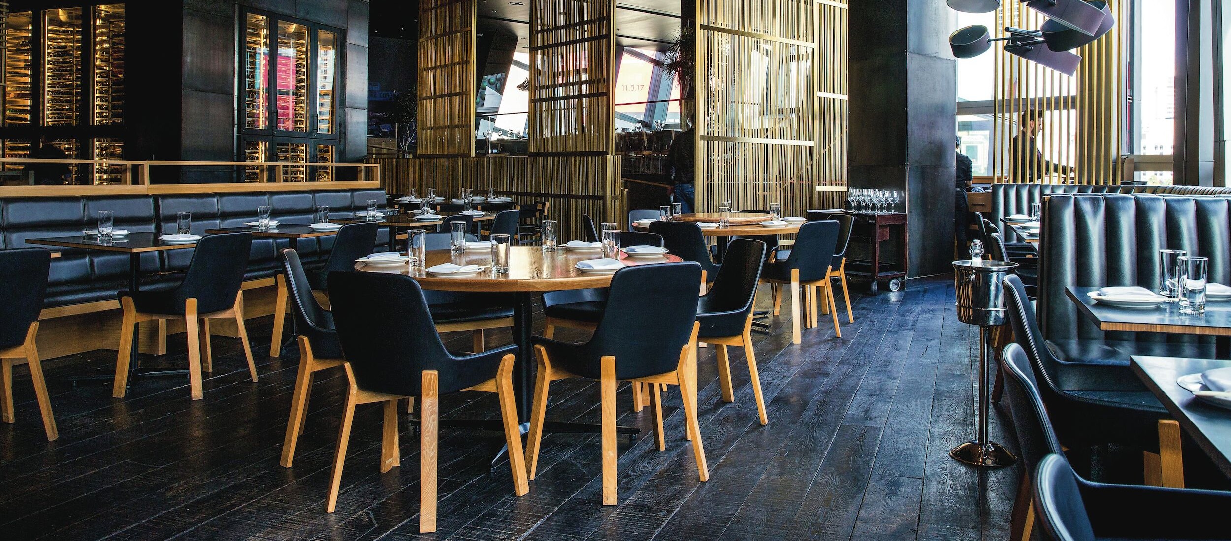 Ein Restaurant mit Tischen und Stühlen.