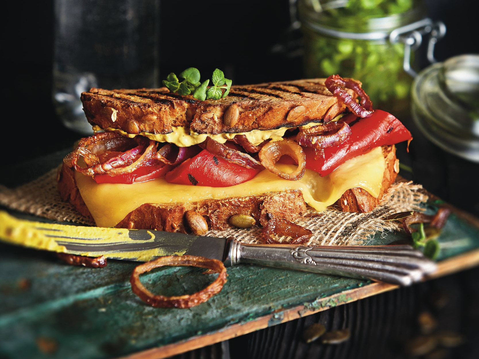 Kürbiskernschnitte mit Gouda, Paprika und rote Zwiebeln