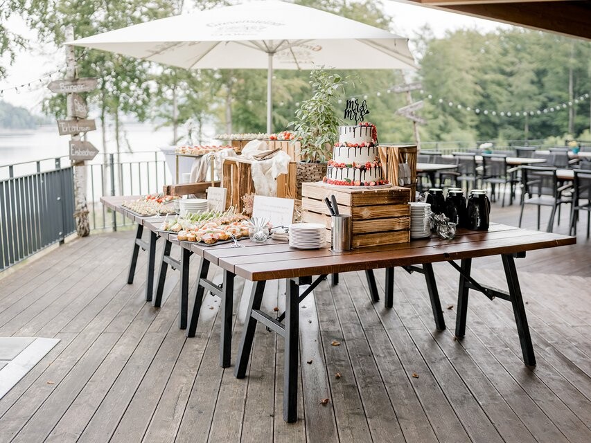 Holztisch mit Hochzeitsbuffet auf der Terrasse H1 am See