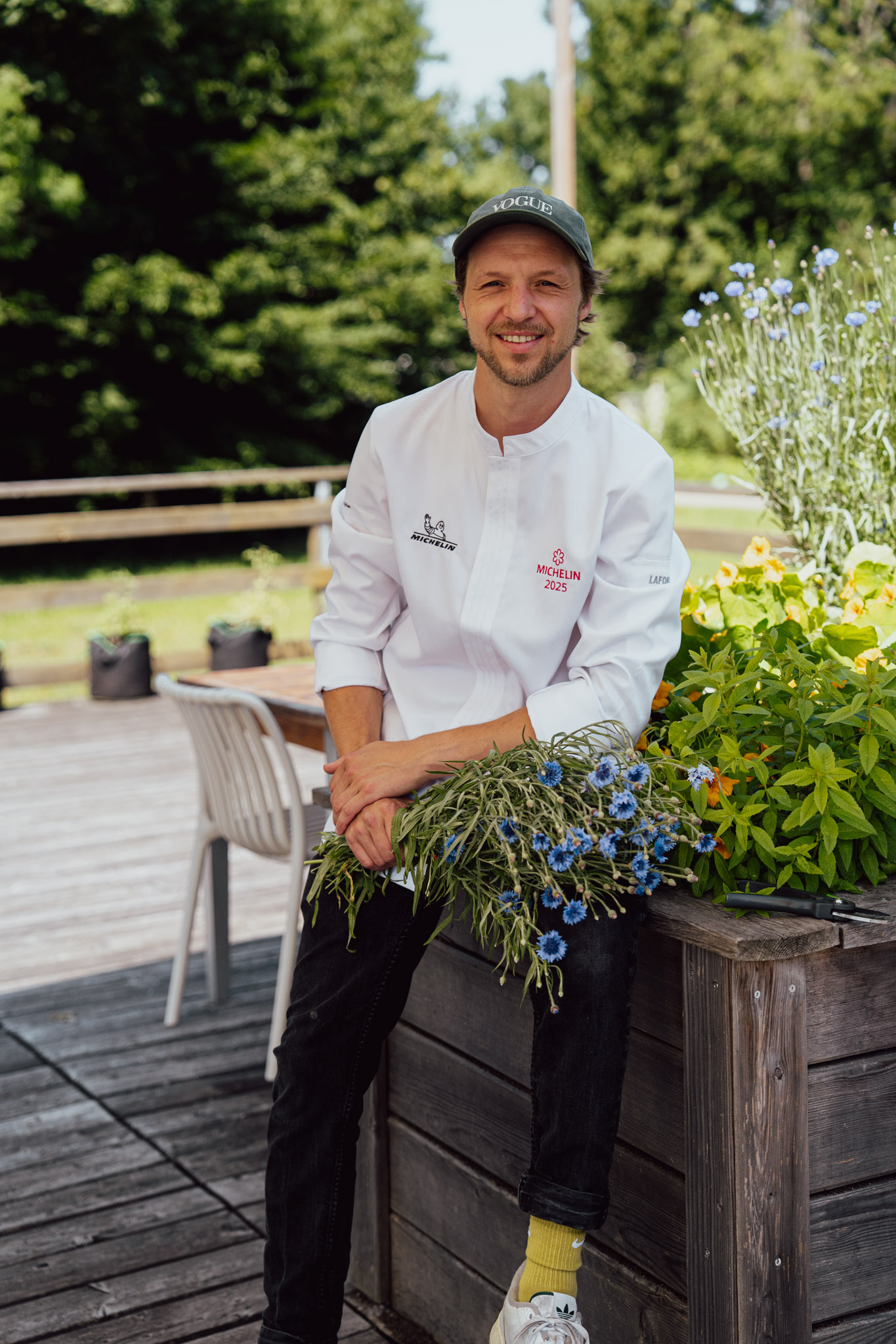 Roberto Schack, Küchenchef BeVau Kitchen & Lounge Ein Mann in einer Kochjacke lächelt.
