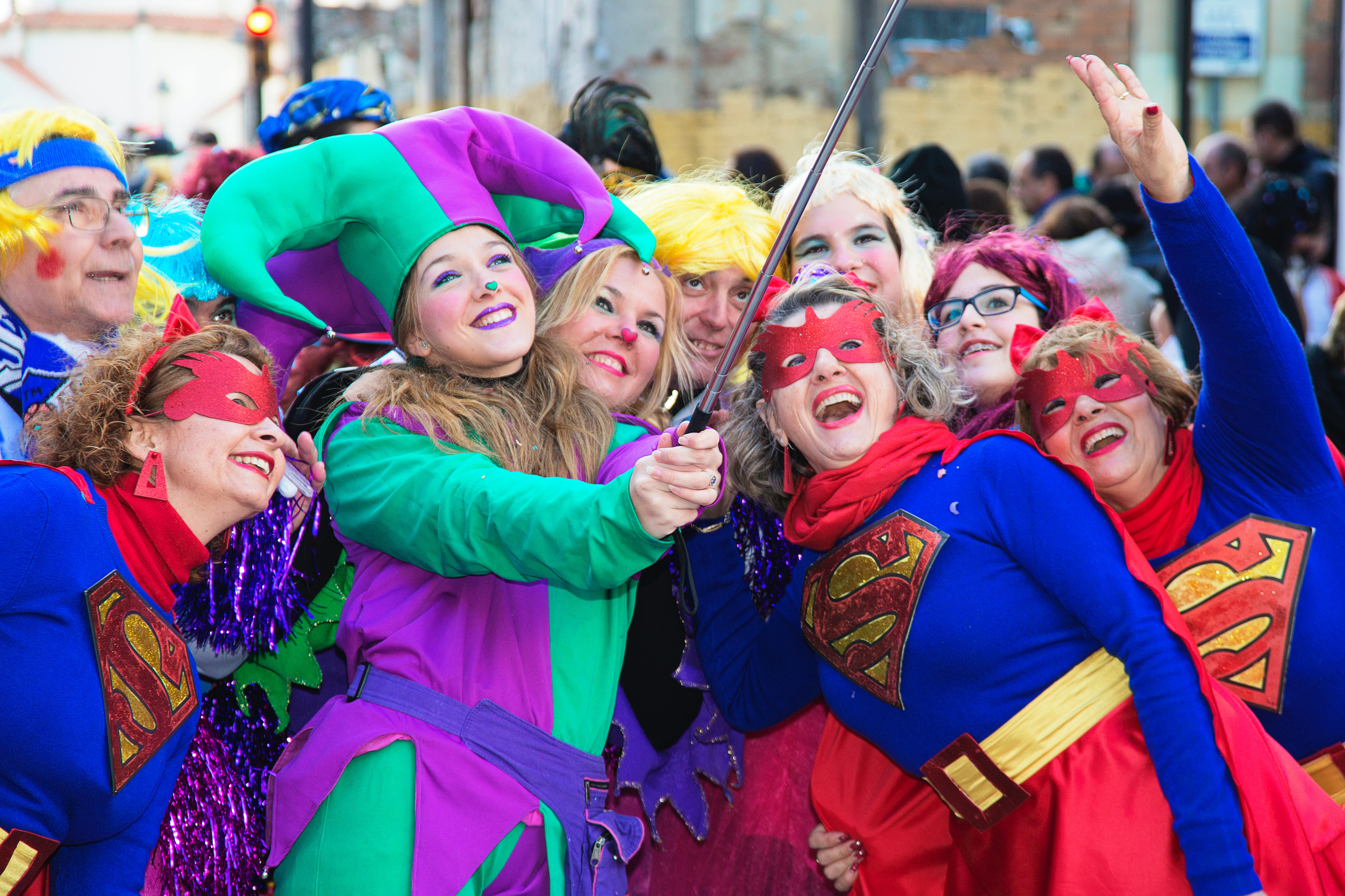 Eine Gruppe Kostümierter feiert Karneval