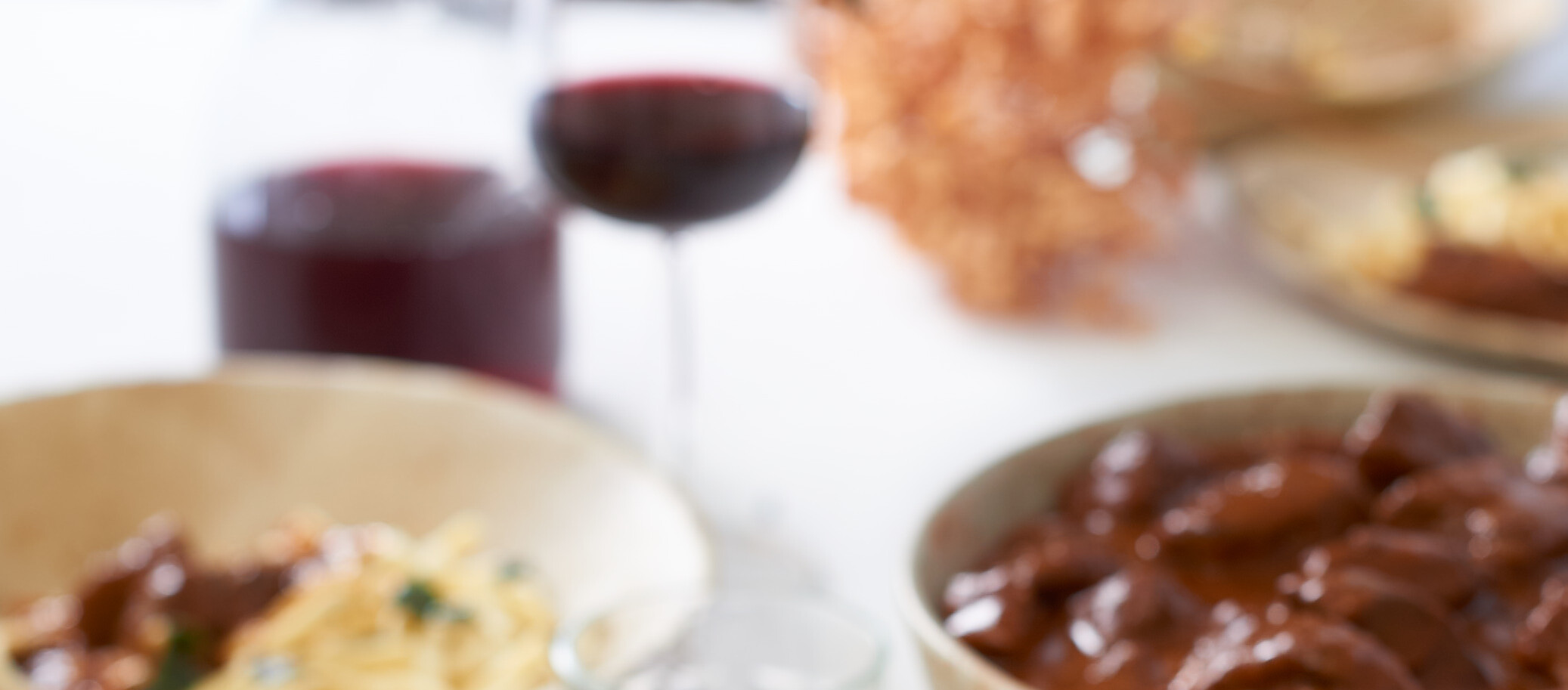 Eine Schüssel Pasta mit Fleischbällchen auf einem Tisch.